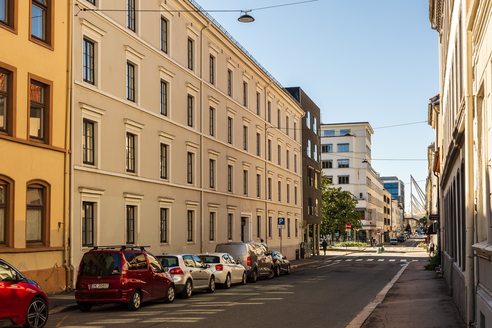 Boligen ligger rolig og tilbaketrukket beliggenhet i enveiskjørt gate. Galleribilde