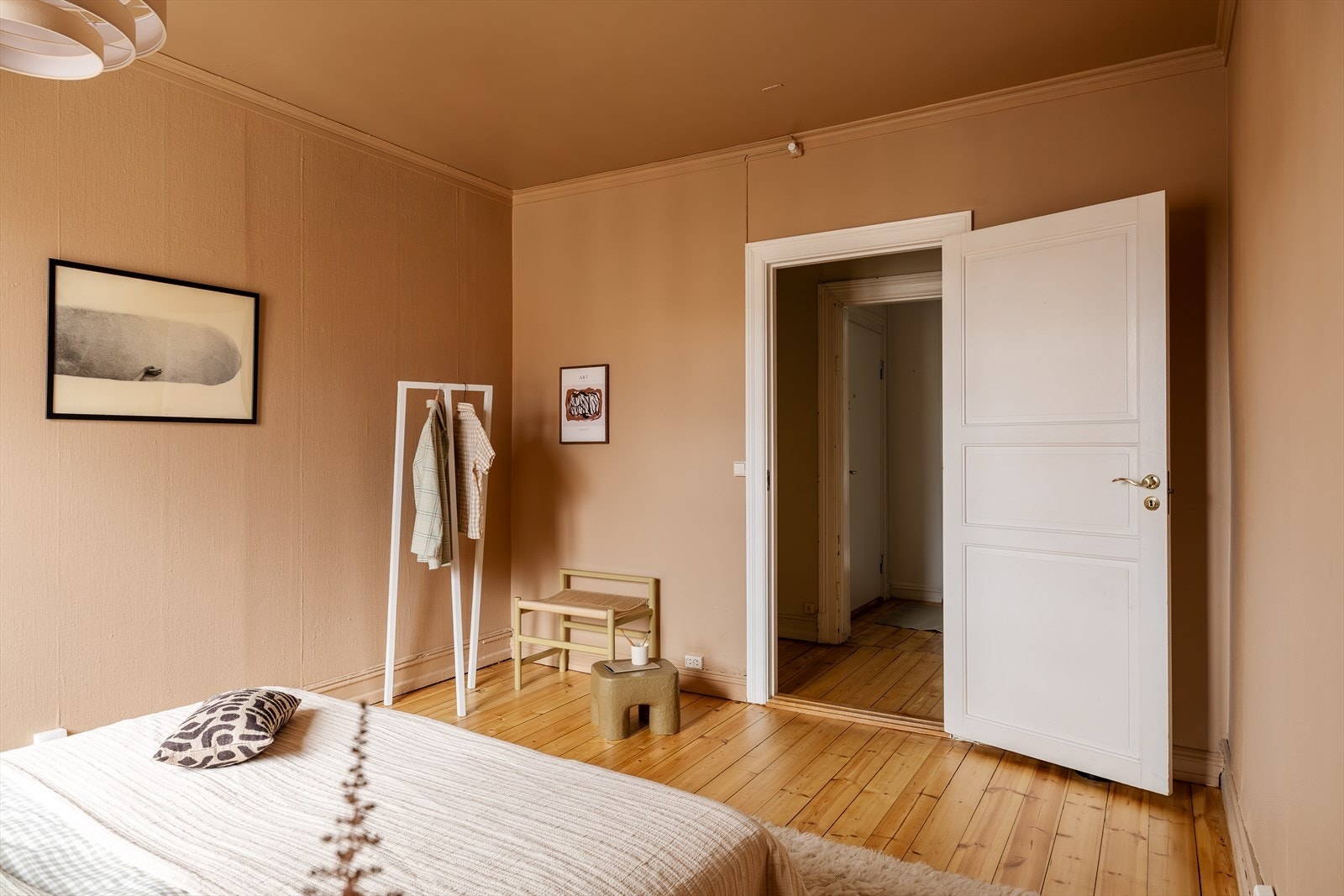 Det er også god plass til et garderobeskap. Galleribilde