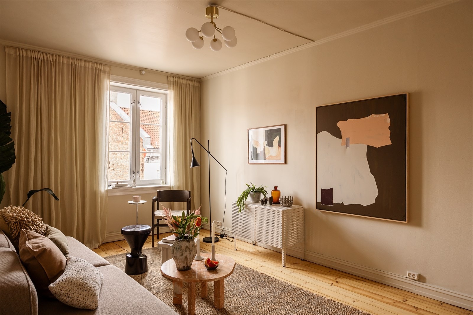 Boligen byr på generøs takhøyde, nydelige tregulv og en hyggelig balkong vendt mot en rolig og skjermet bakgård. Galleribilde