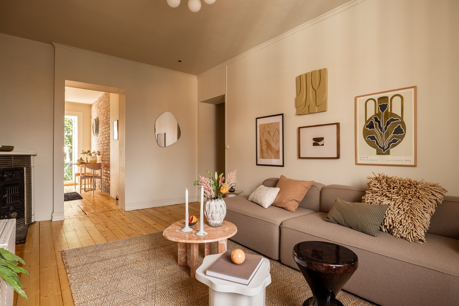 Her er det god plass til både sofa, spisebord og en hyggelig TV-krok - et flott oppholdsrom som inviterer til både avslapning og hyggelige sammenkomster. Galleribilde