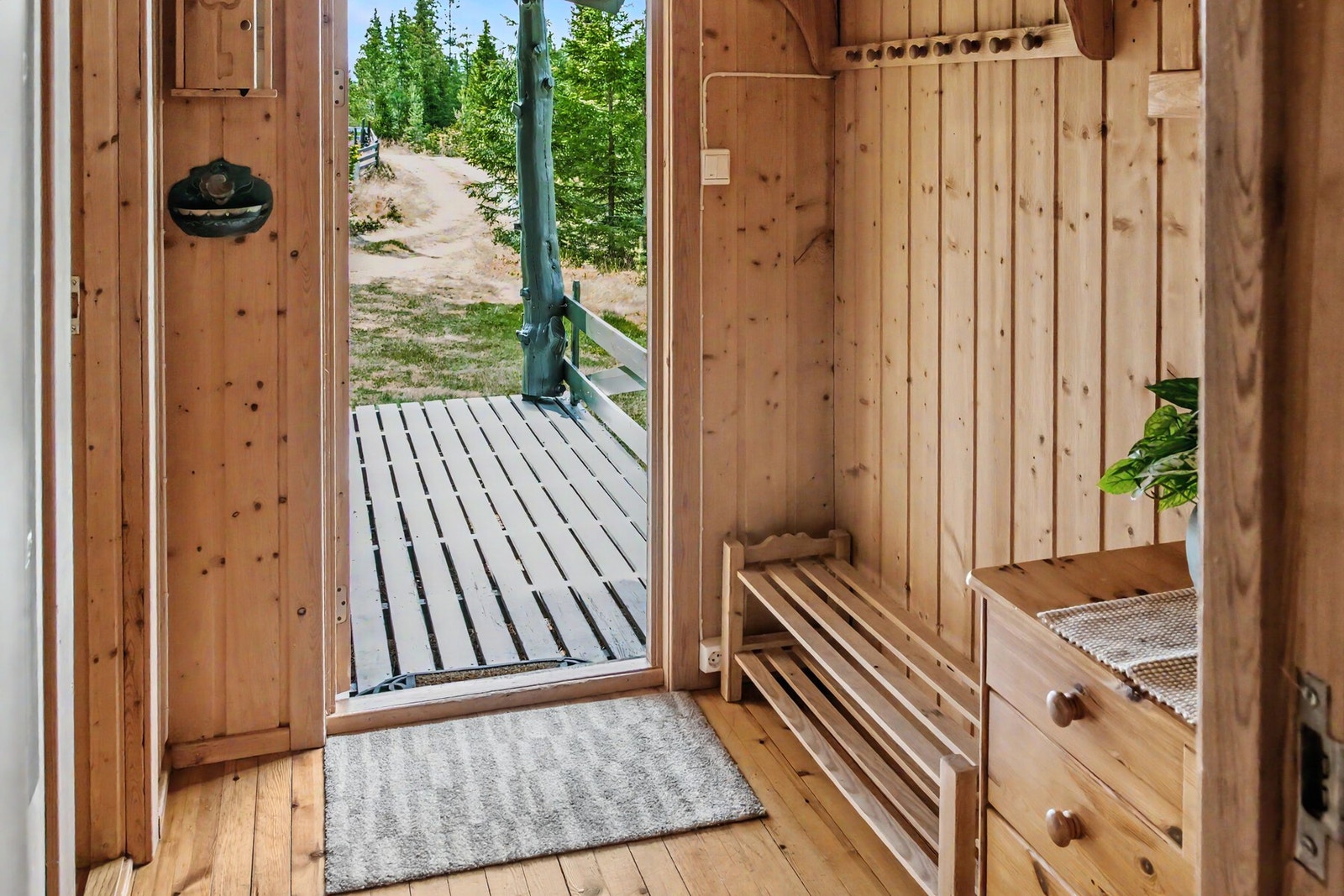 Gang med mulighet for oppbevaring av sko og yttertøy Galleribilde