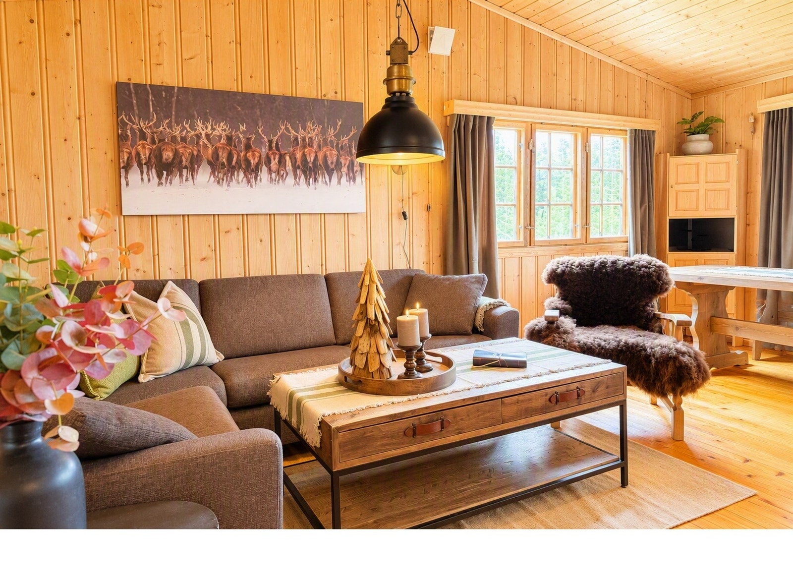 Stuen har god plass til sofagruppe og spisebord Galleribilde