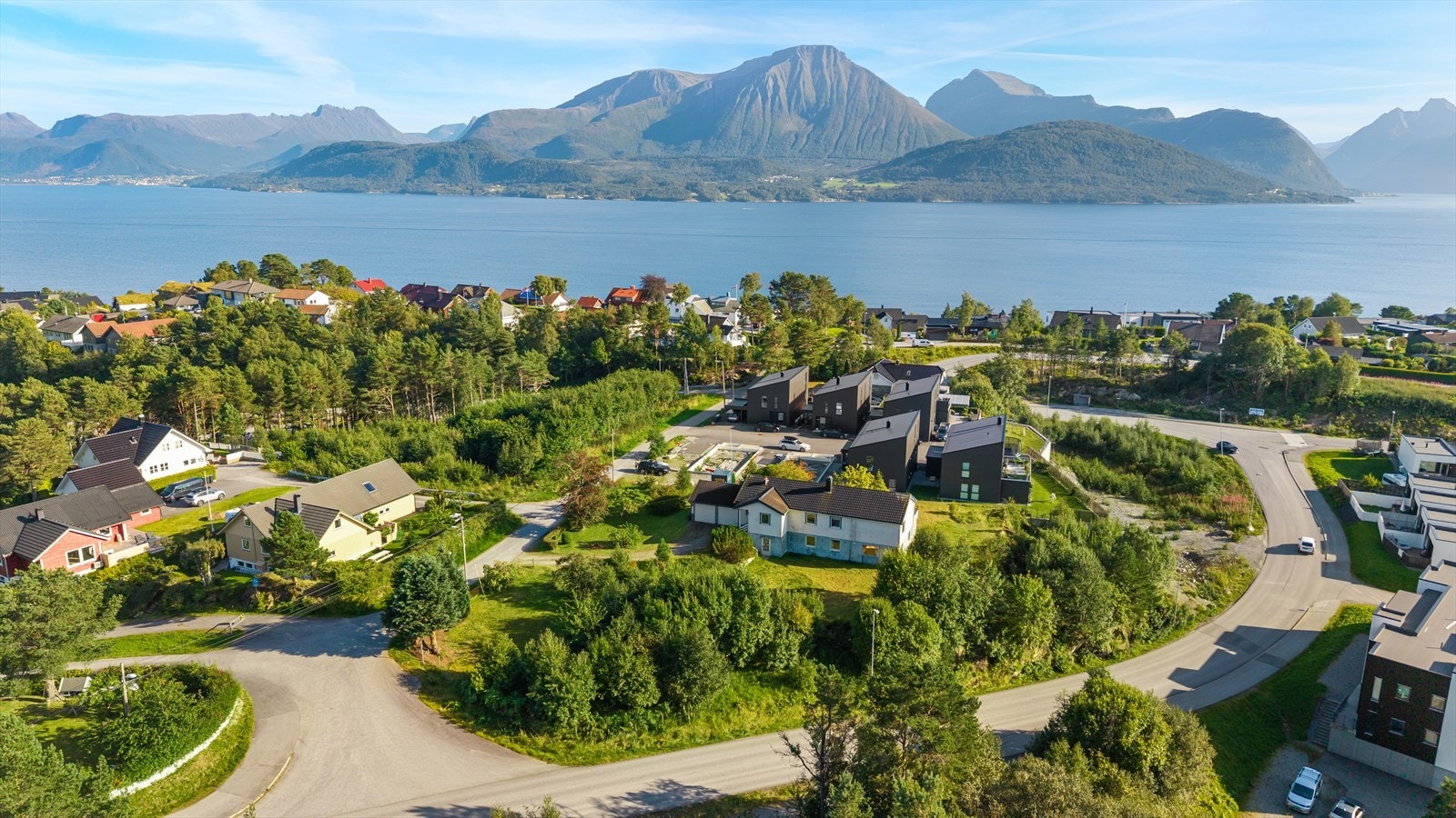 Boligen har en attraktiv beliggenhet med nærhet til det meste. Selger har vært i dialog med kommunen om fradeling av tomt på ca 950 kvm mot nord. Til venstre i bildet ser man gangvegen som går direkte ned til Flisnes Skole. Galleribilde