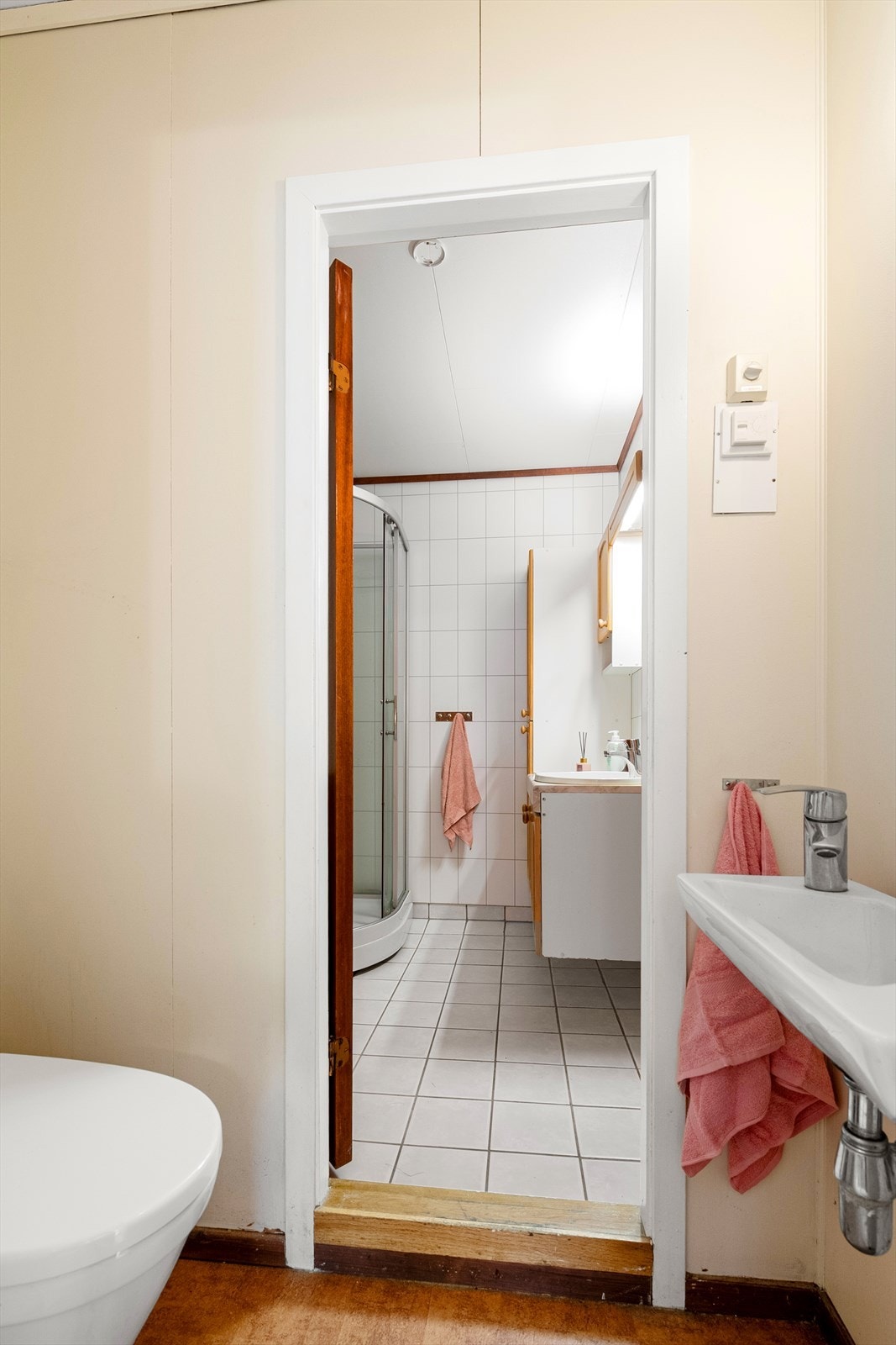 Badet har separat wc rom med adkomst fra bad og gang. Galleribilde