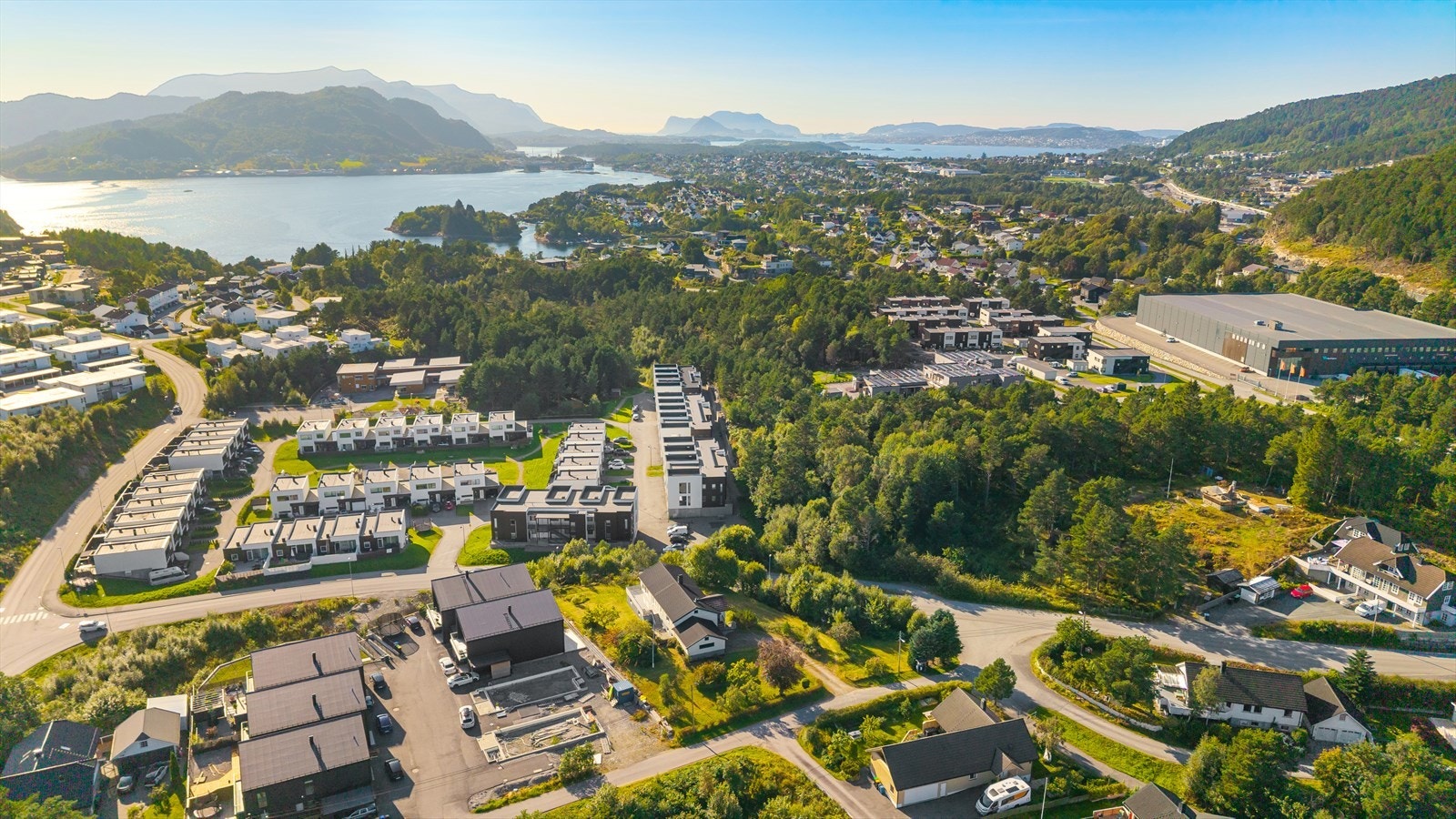 Eiendommenligger attraktivt nært skole, barnehage, dagligvarebutikker og buss stopp. Galleribilde