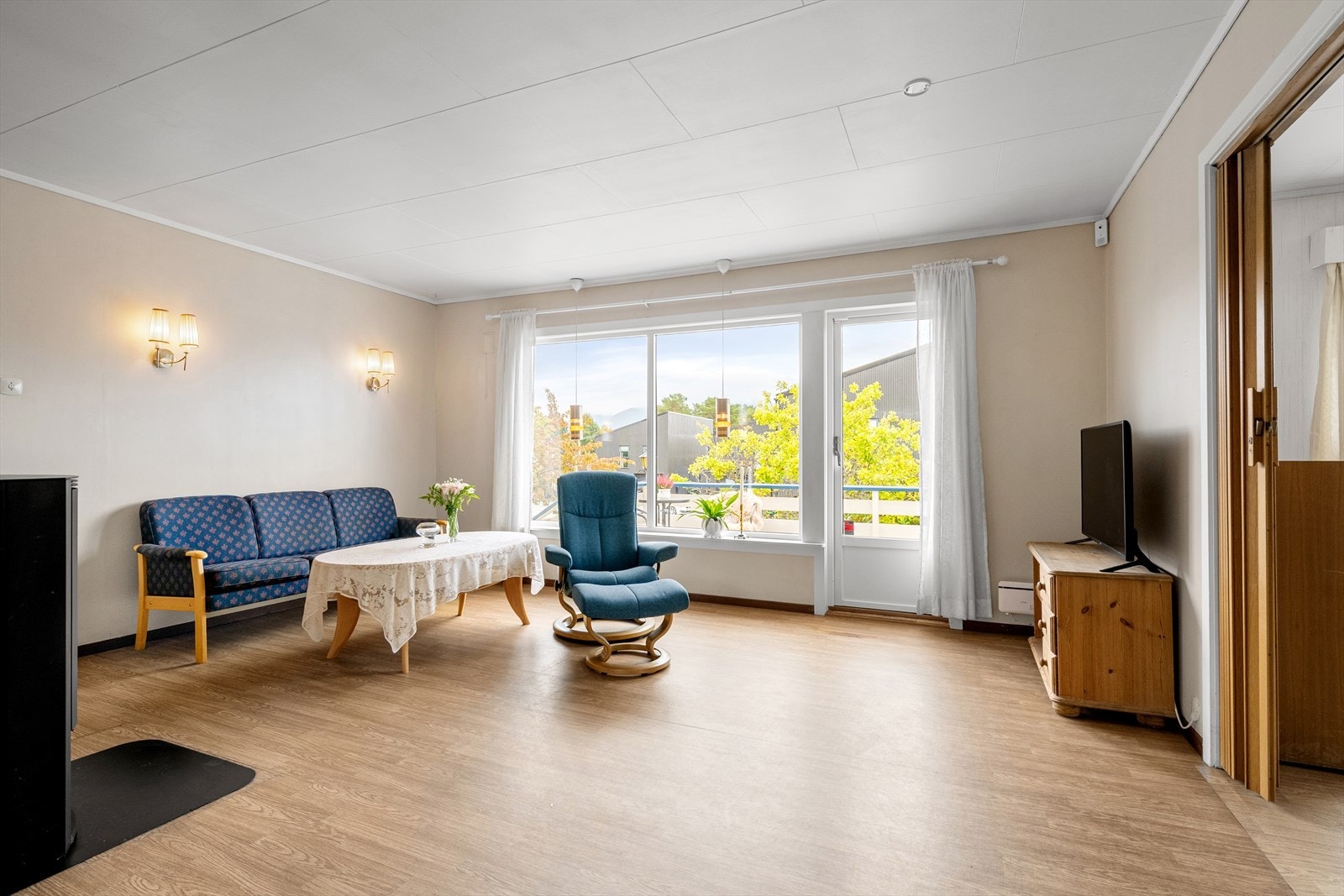 Boligen har 2 stuer hvorav denne har utgang til sydvendt terrasse. I denne stuen er det også peisovn og spisestue. Galleribilde