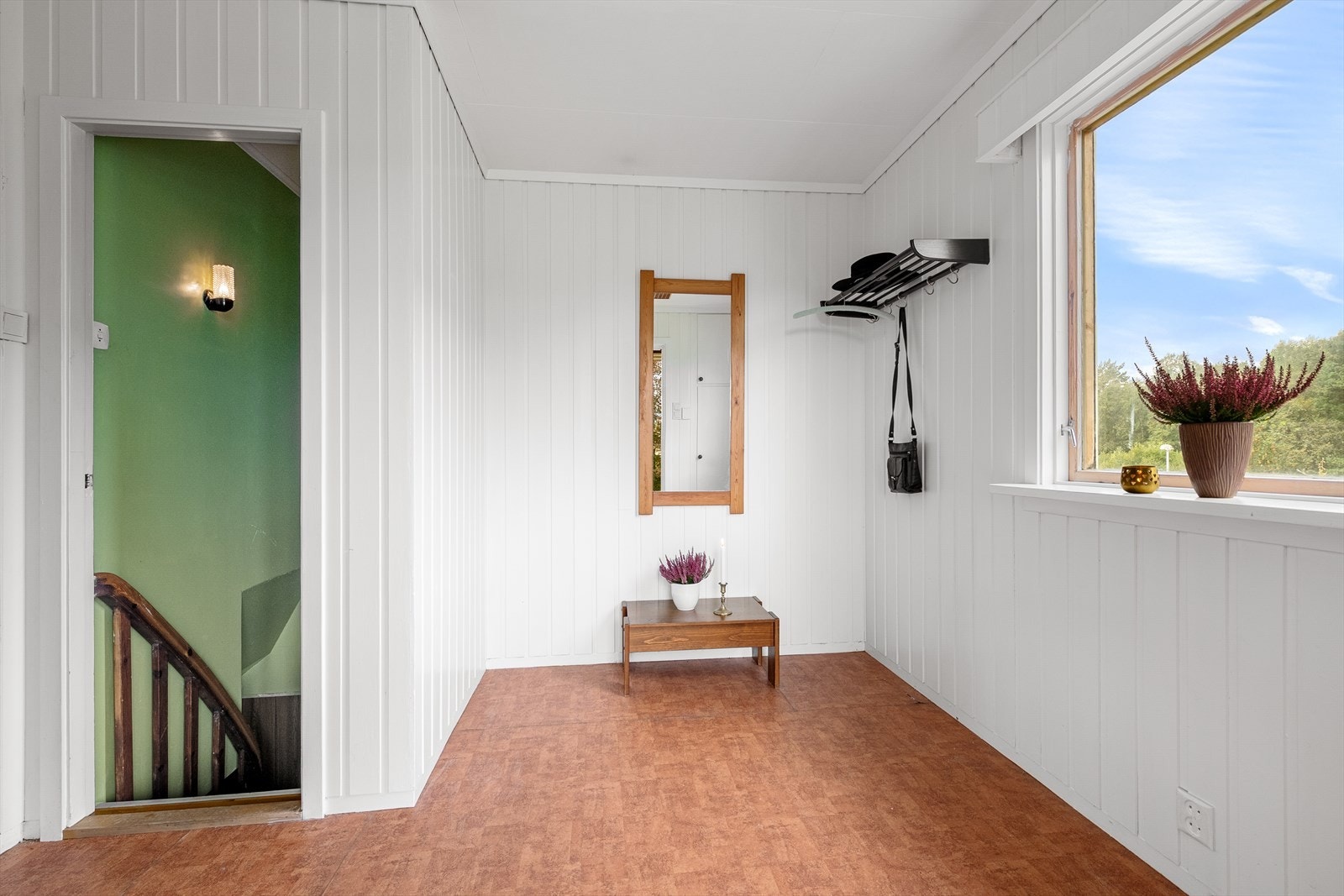 Entrè/hall med god plass til garderobe. Her er det også adkomst til boligens underetasje. Galleribilde