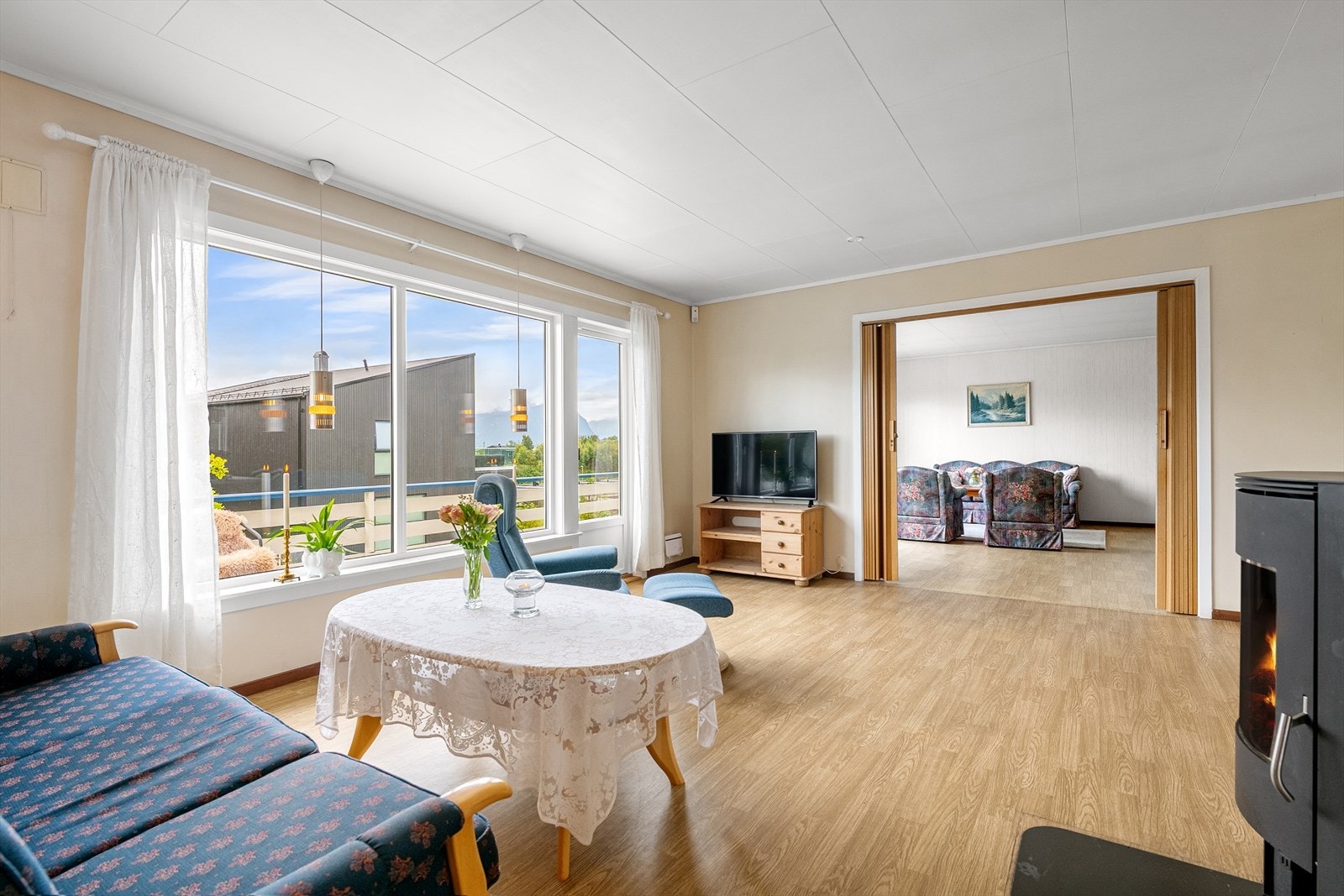 Fra dagligstuen er det adkomst til hovedstue mot sydvest. Galleribilde