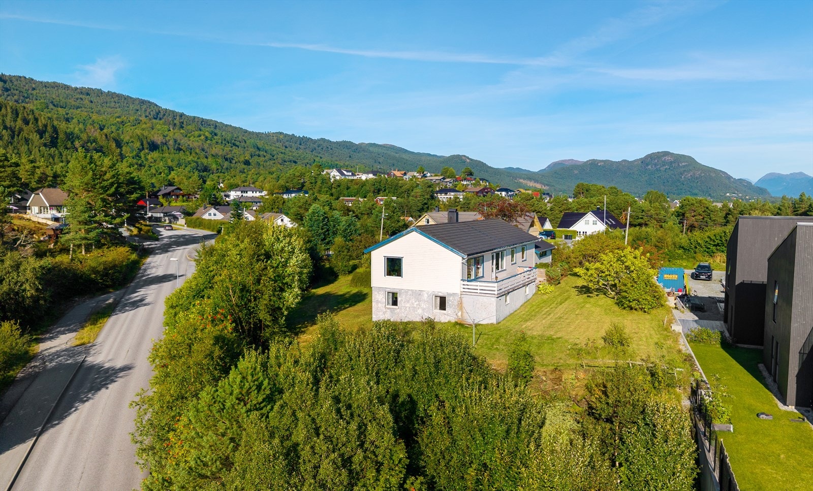 Eiendommen ligger med gangveg til Flisnes Barneskole og buss stopp 1 min unna Galleribilde