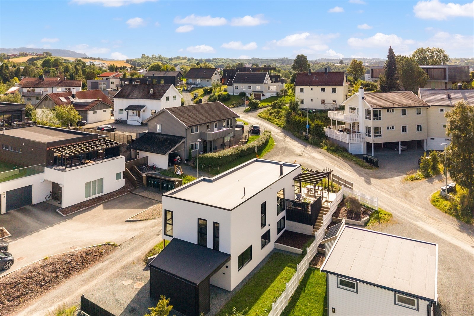 Eiendommen har carport og biloppstillingsplass og det er tilrettelagt for etablering av elbillader. Galleribilde