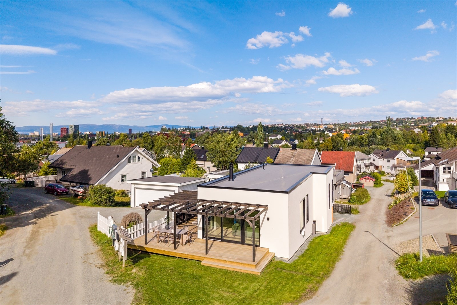 Boligen har en attraktiv beliggenhet i et familievennlig nabolag på Nidarvoll. Galleribilde