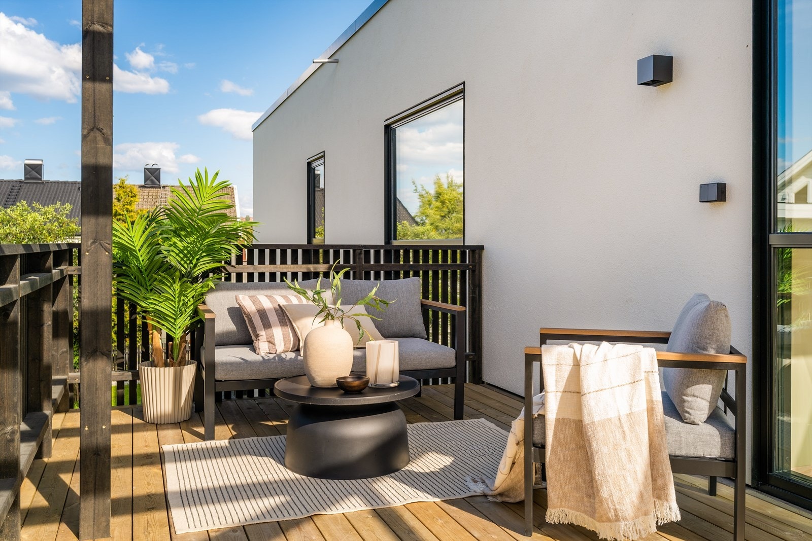 Terrassen har god plass til både spisegruppe, sittegruppe og grill, og blir en naturlig forlengelse av boligens oppholdsarealer. Galleribilde