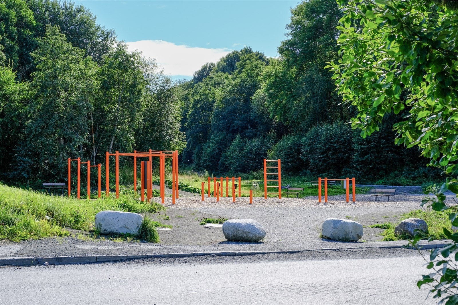 Smidalen ligger i nærområdet og er et grønt og skogkledd område med stier som leder ned mot Nidelva. Galleribilde