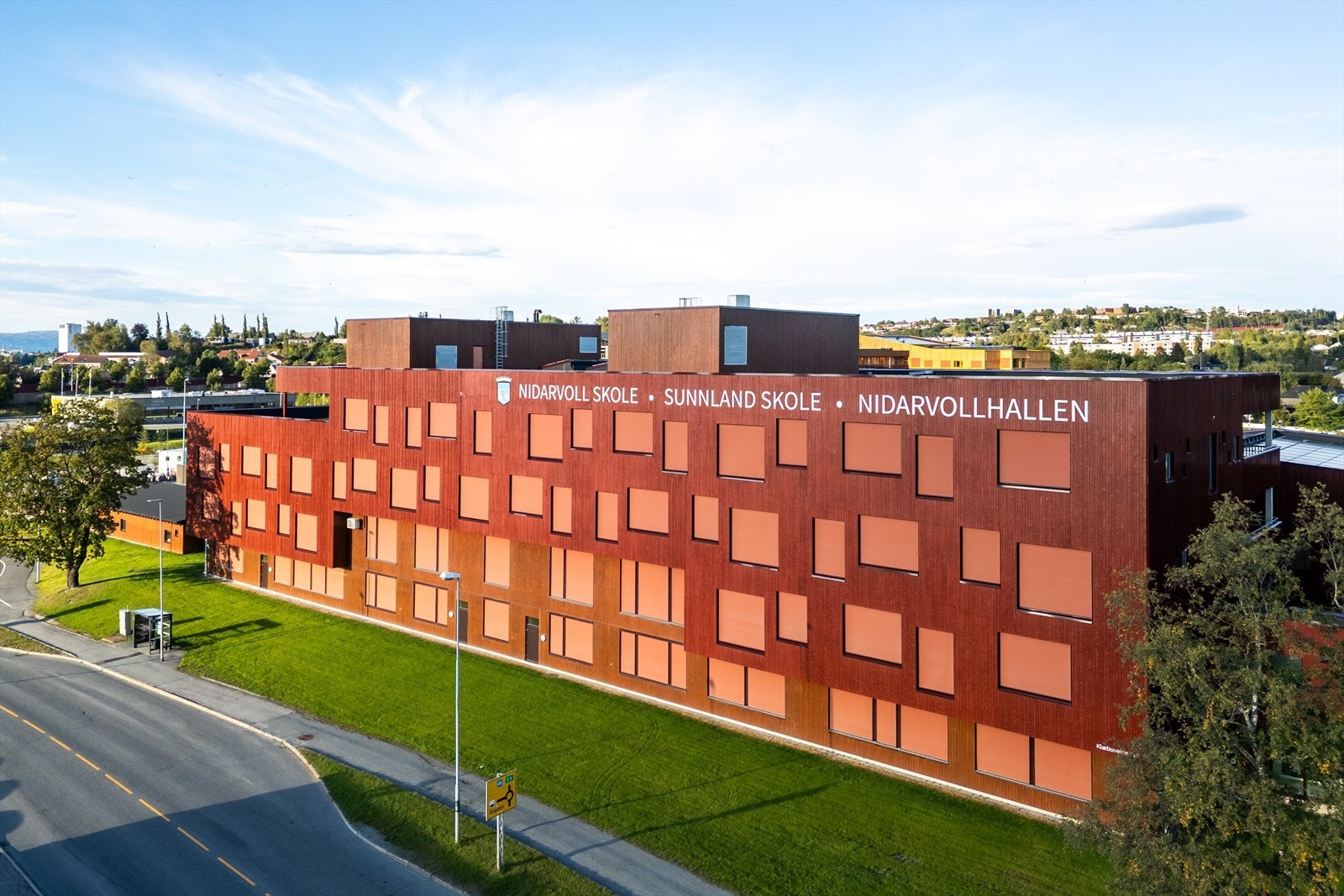 Nidarvoll og Sunnland skole ligger innenfor gangavstand fra boligen og har elever fra første til tiende trinn. Galleribilde