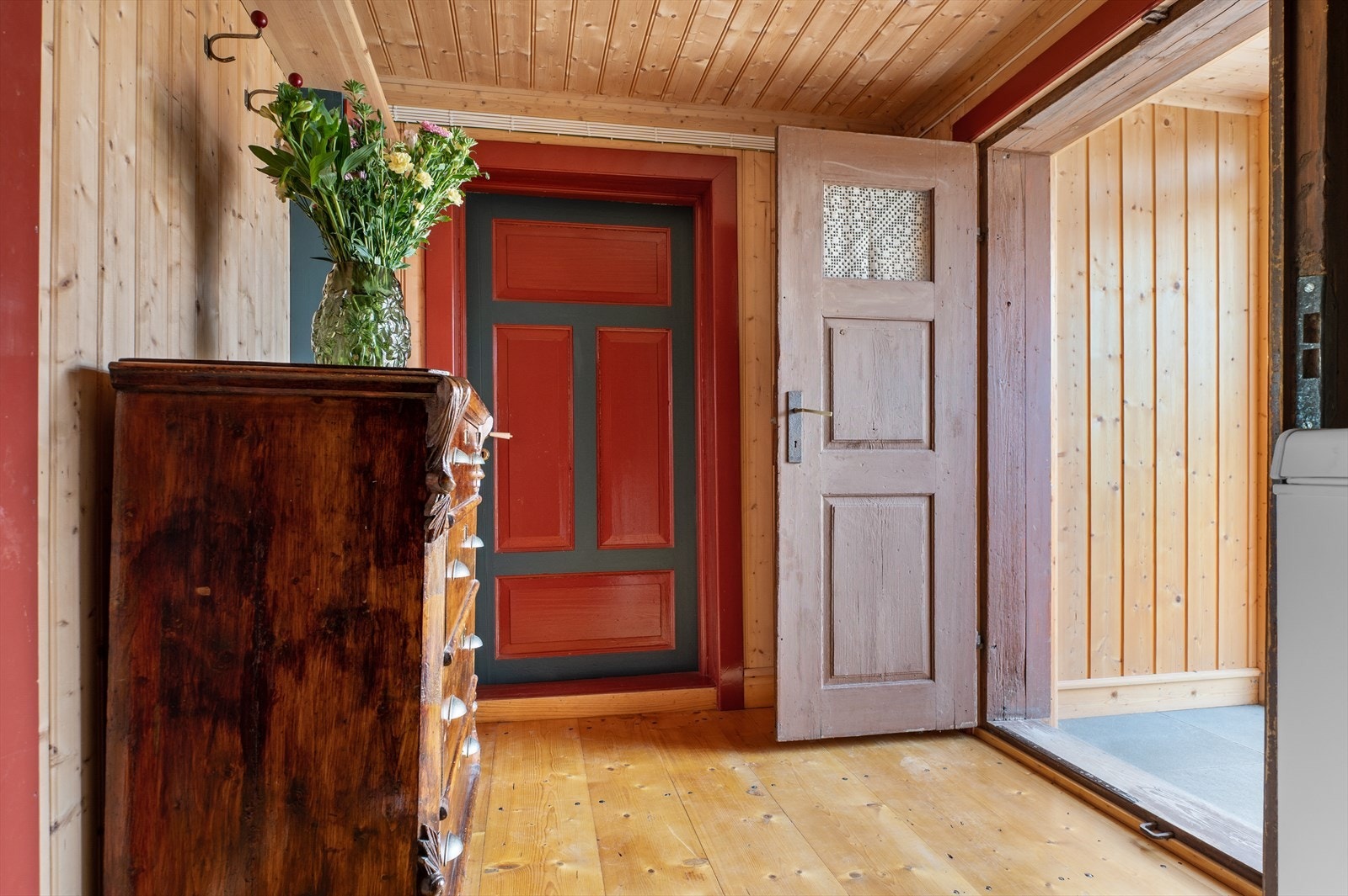 Videre kommer du inn i gang og trapperom. Galleribilde