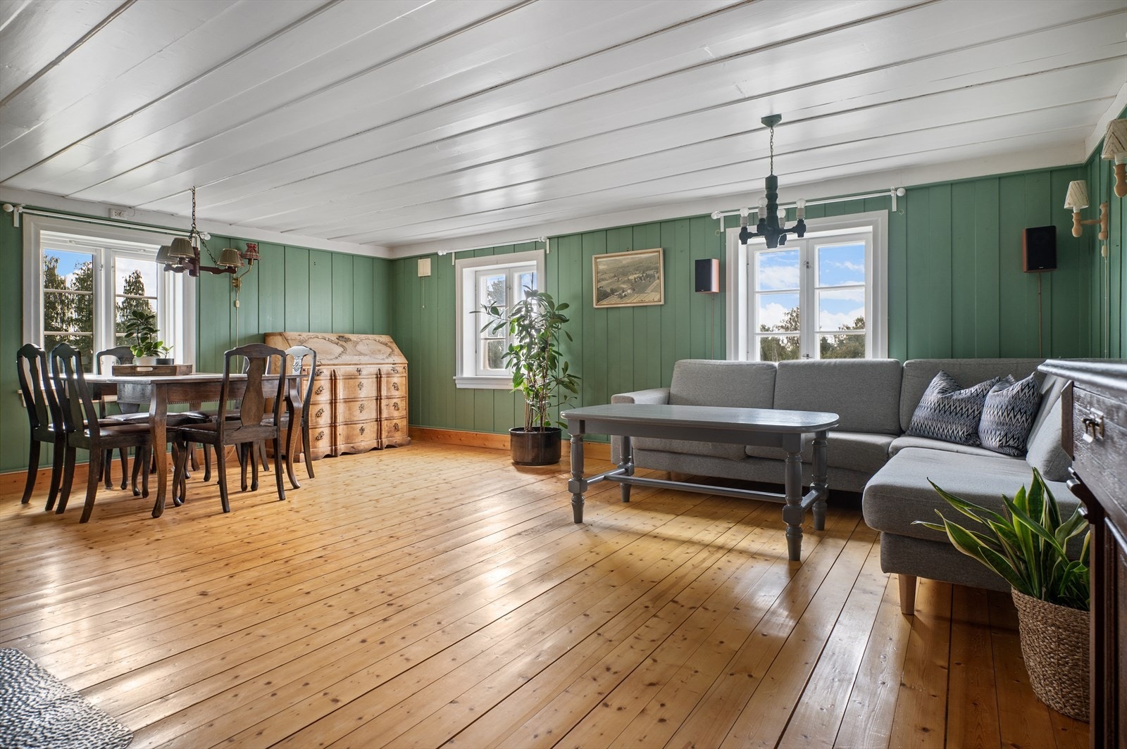 Rommet har god plass til både sofagruppe og spisestue. Galleribilde