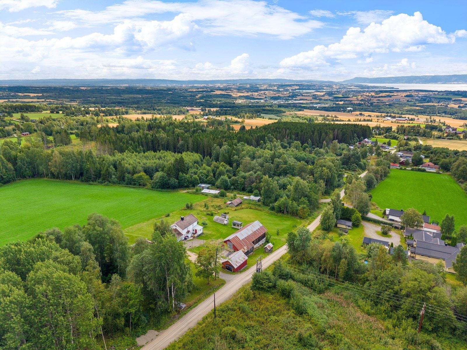 Eiendommen består av flere byggninger som består av blant annet eneboligen, et eldre boligbygg, låve, stabbur og andre småbygninger. Galleribilde