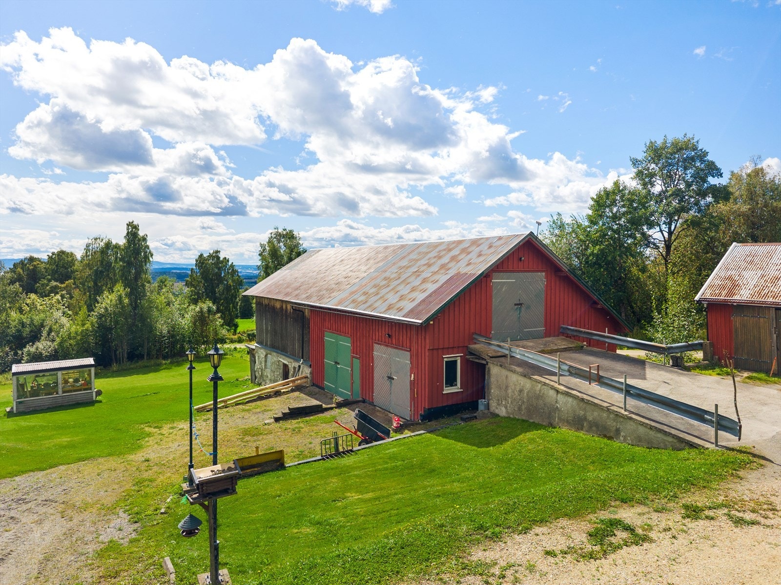 Eiendommen har en låve på ca. 245 m² med fjøs og lagringsplass. Galleribilde