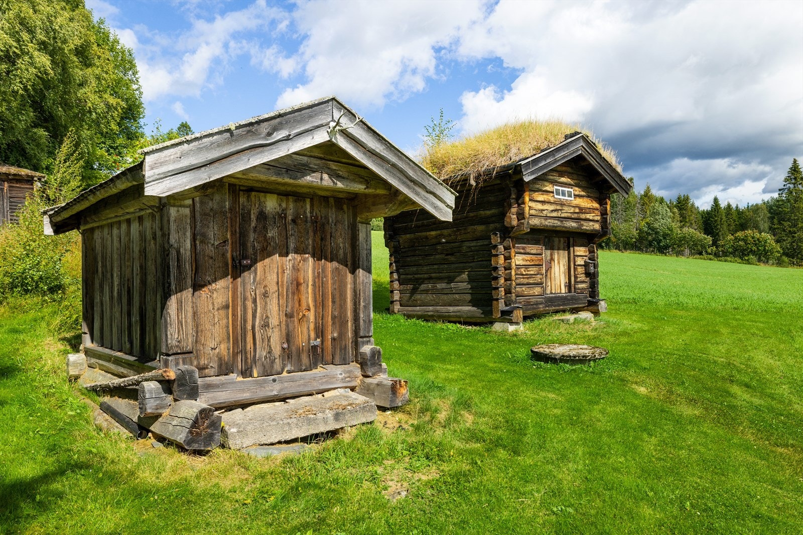 Eldre, meget hyggelige gårdsbygninger. Galleribilde