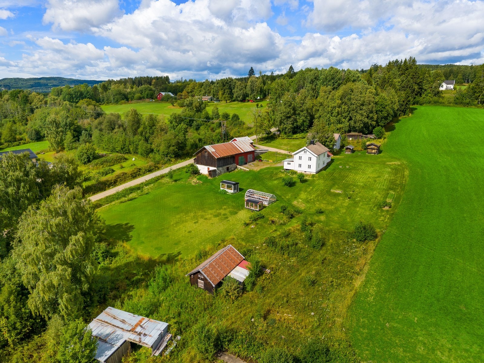 Dette er en idyllisk og sjarmerende eiendom beliggende i Furnesåsen. Galleribilde