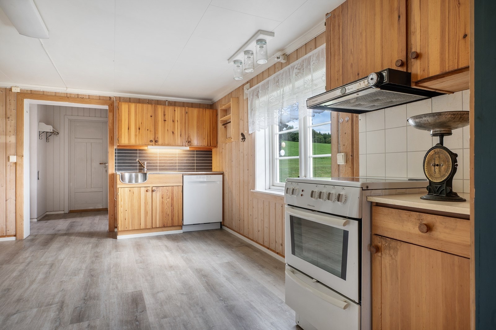 Innredningen har glatte fronter og benkeplate av laminat og rustfritt stål. Galleribilde