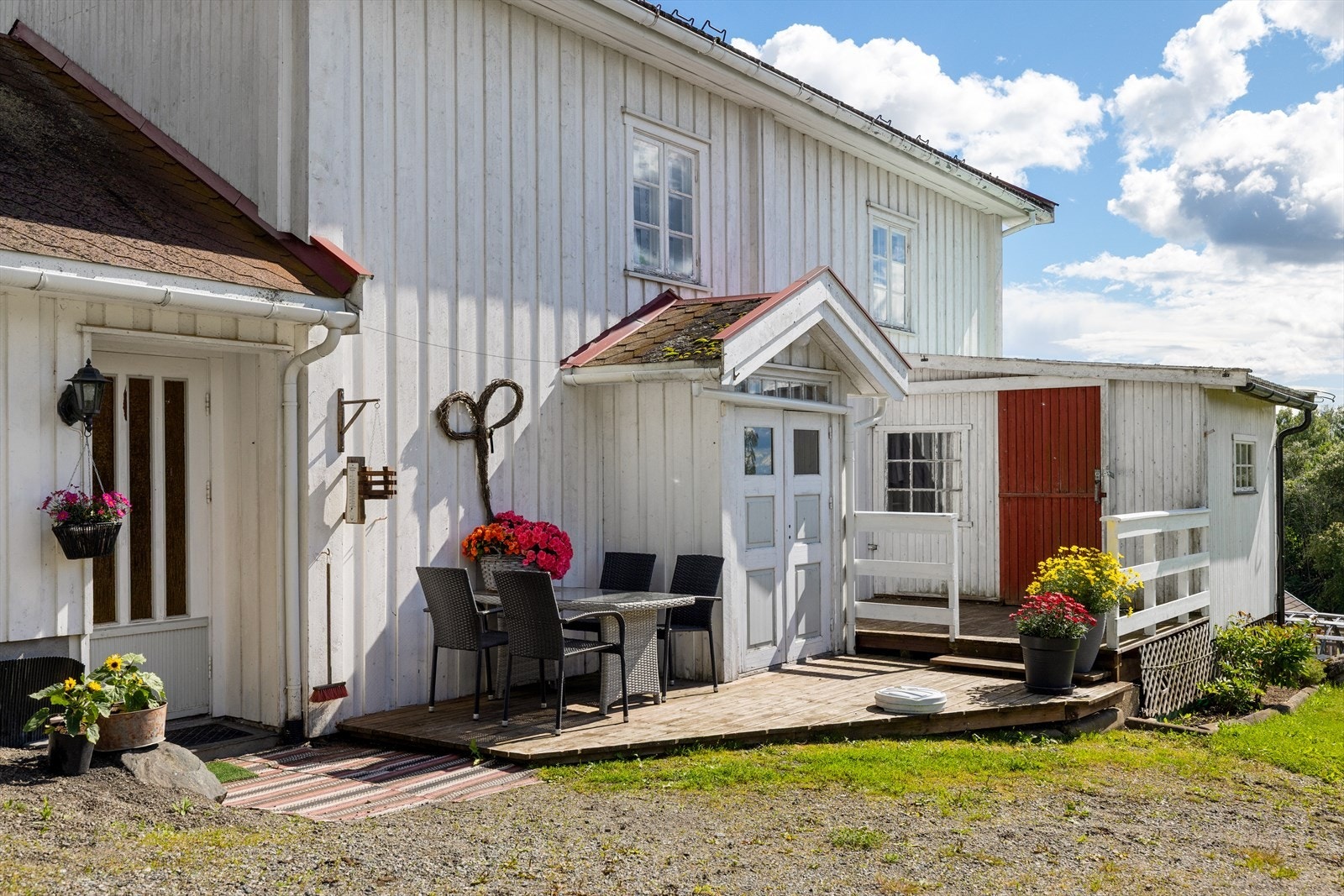 Boligen har fra tunet to innganger i tillegg til adkomst til en bod. Galleribilde