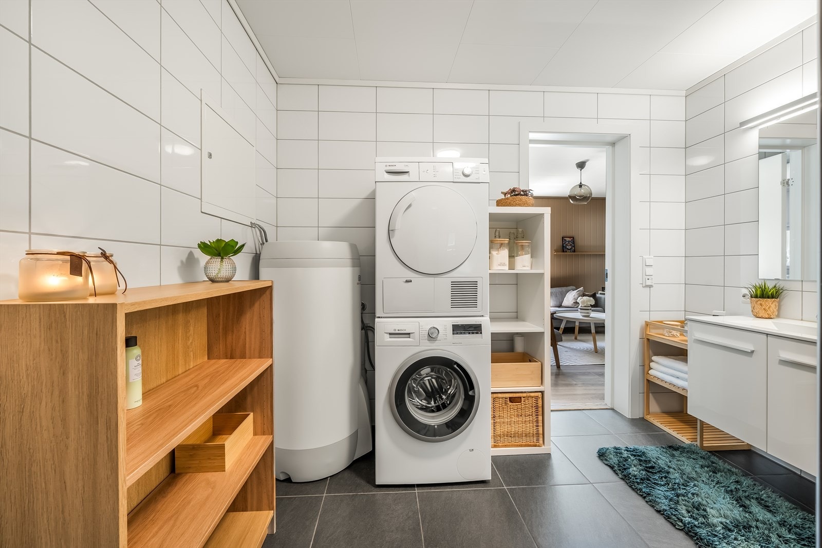 Badet har opplegg for vaskemaskin og tørketrommel. Galleribilde