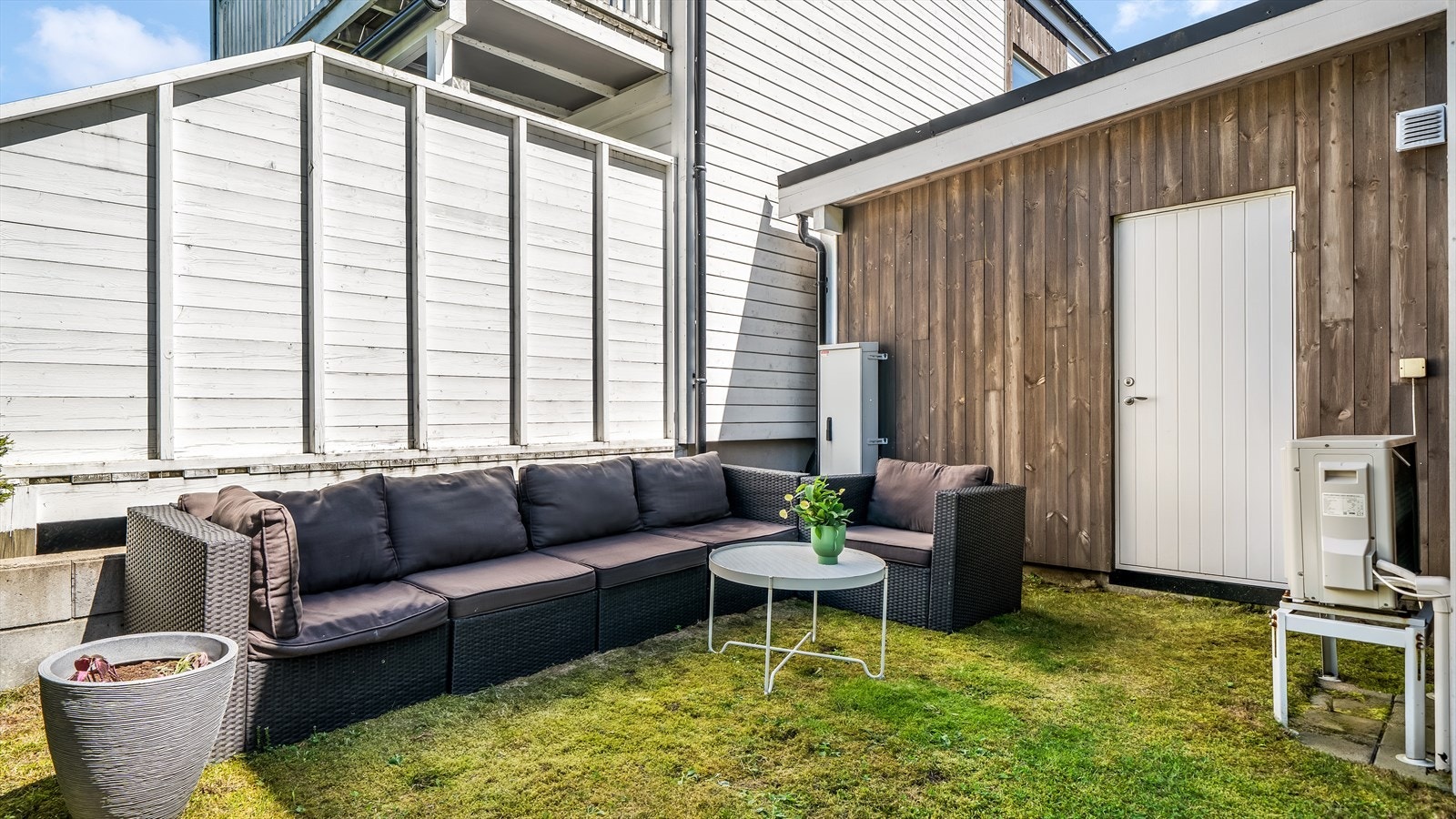 Skjermet og koselig uteplass med god plass til avslapning. Galleribilde