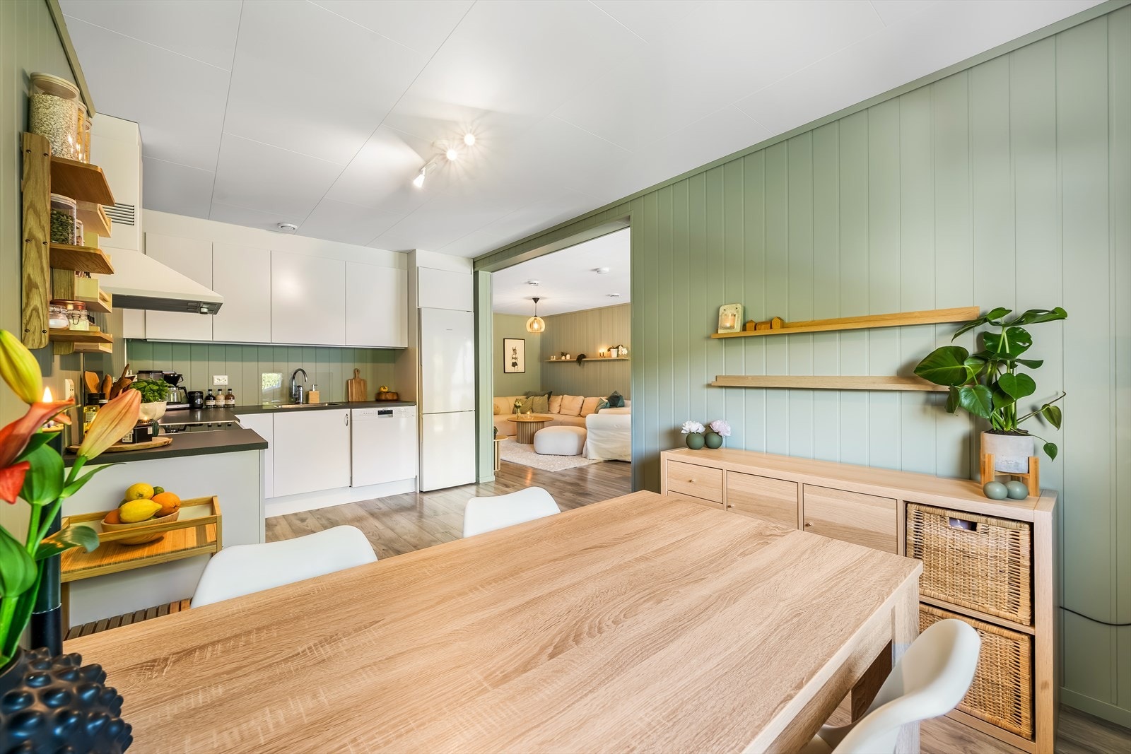Kjøkkenet fremstår som lyst og moderne, med gode arbeidsflater og praktiske løsninger. Den åpne planløsningen mot spisestuen gir en sosial og funksjonell sone. Galleribilde
