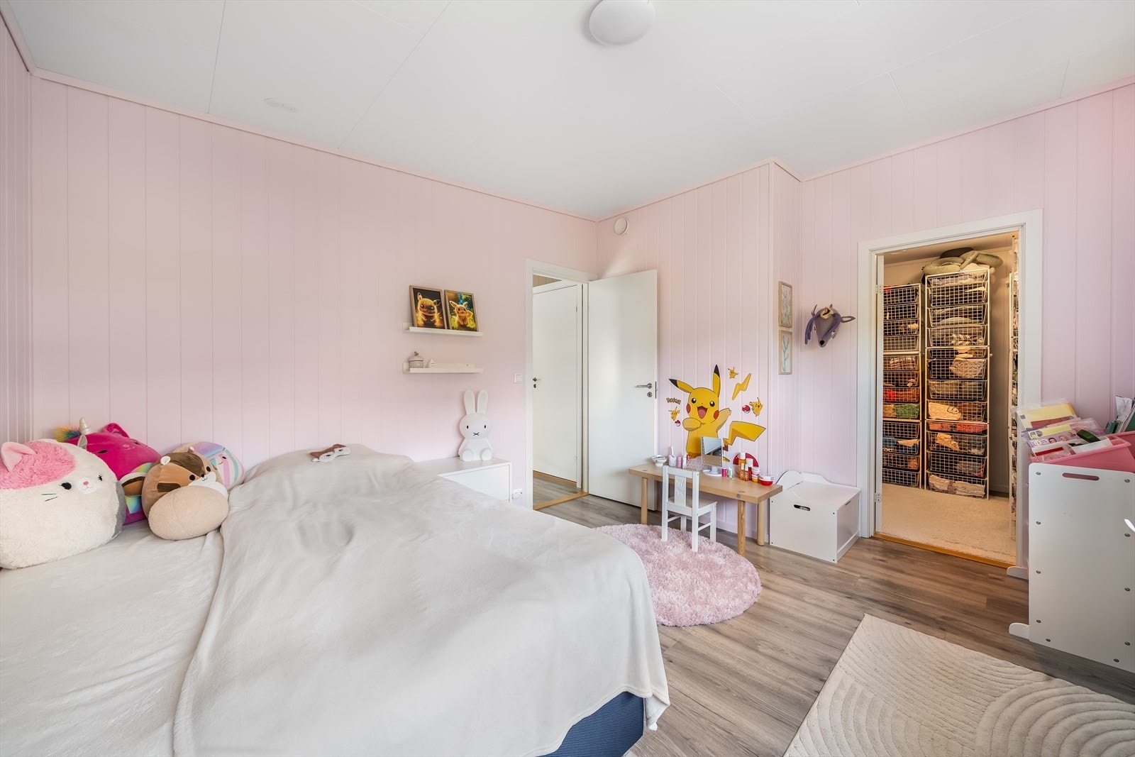Soverommet har direkte tilgang til walk-in-garderobe. Galleribilde