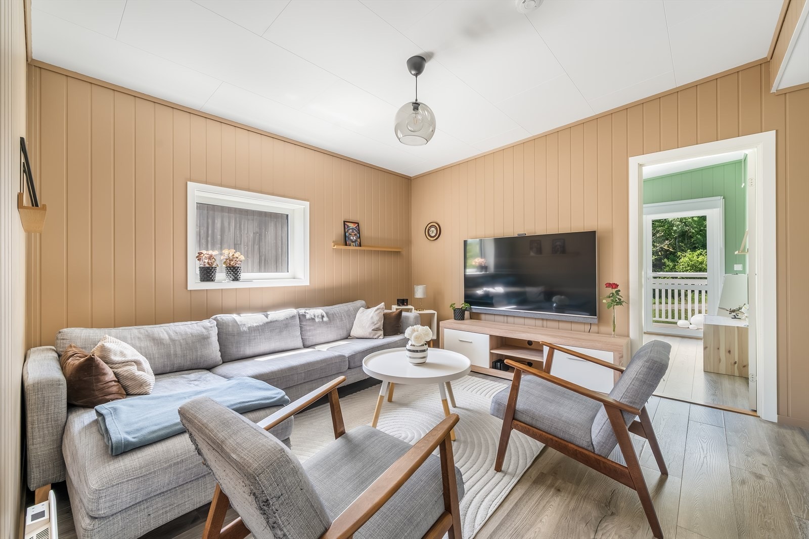 Tv-stuen ligger i tilknytning til øvrige oppholdsrom og har en naturlig overgang videre, noe som gir en fleksibel bruk av arealet. Galleribilde