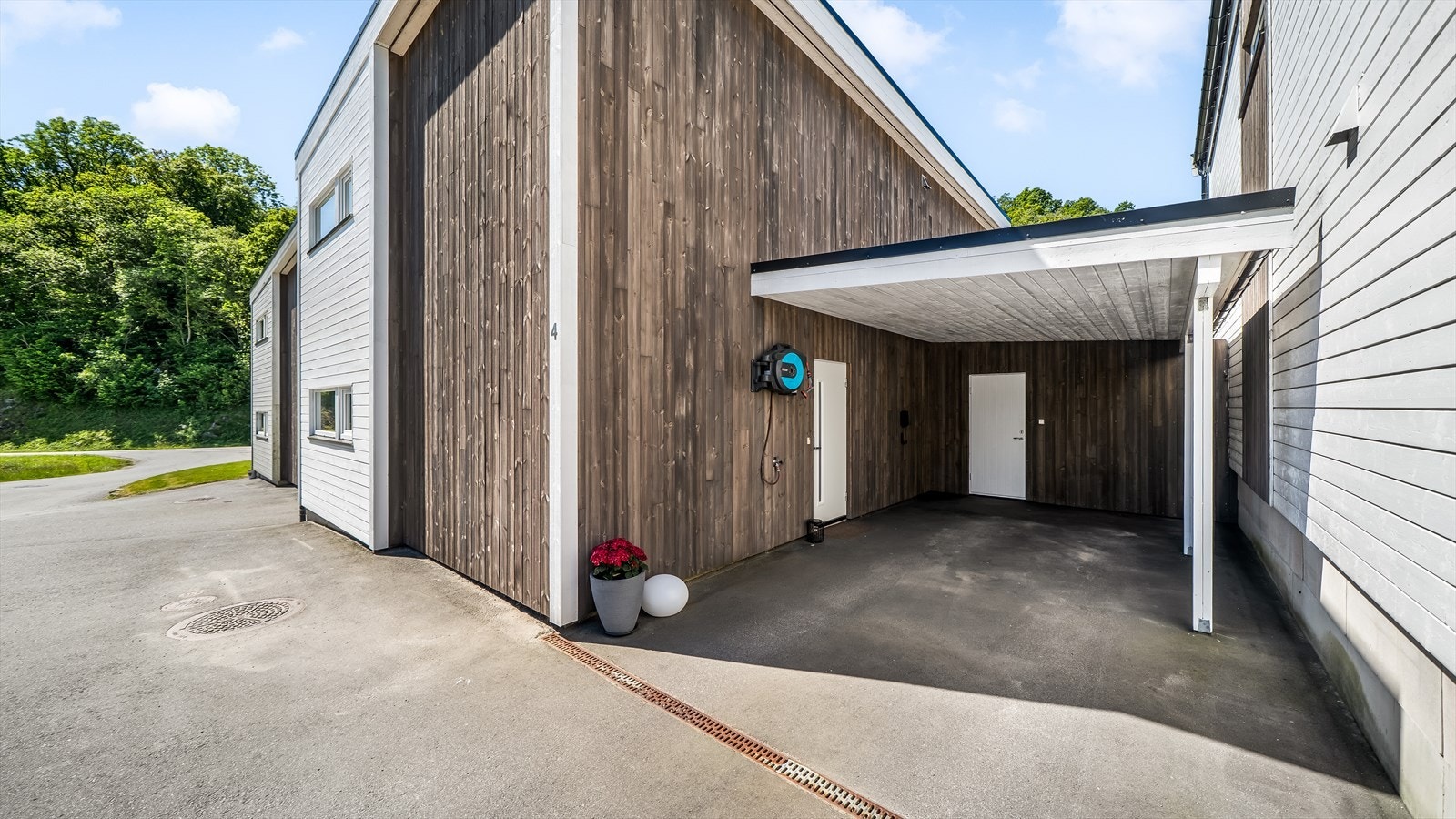 Carport, med gode parkeringsmuligheter Galleribilde