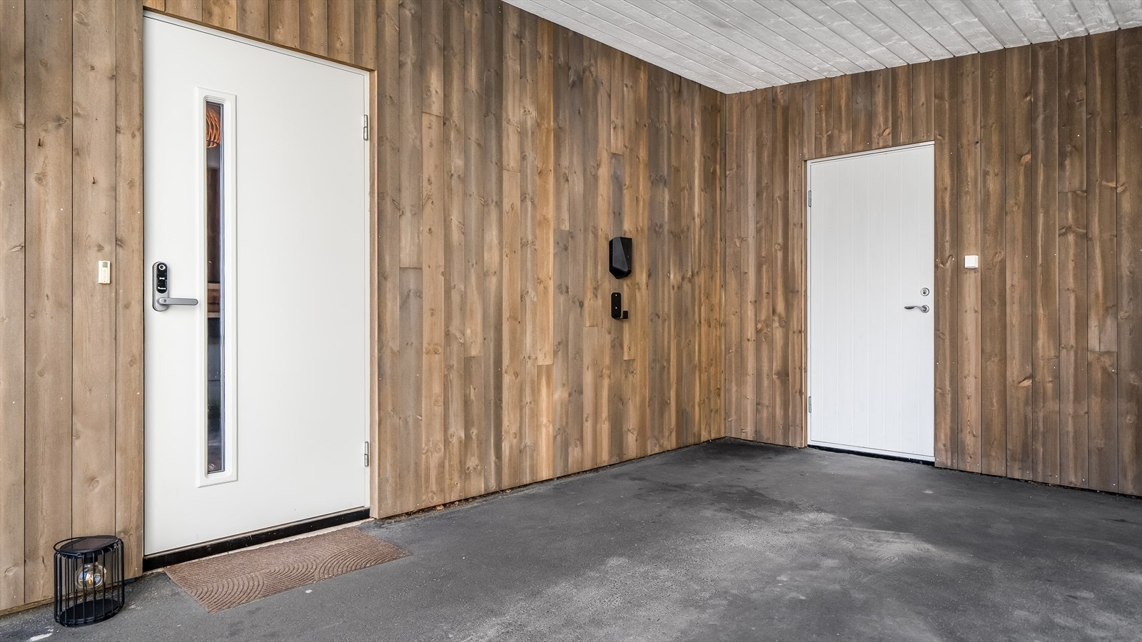 Åpent og overbygd inngangsparti. Galleribilde