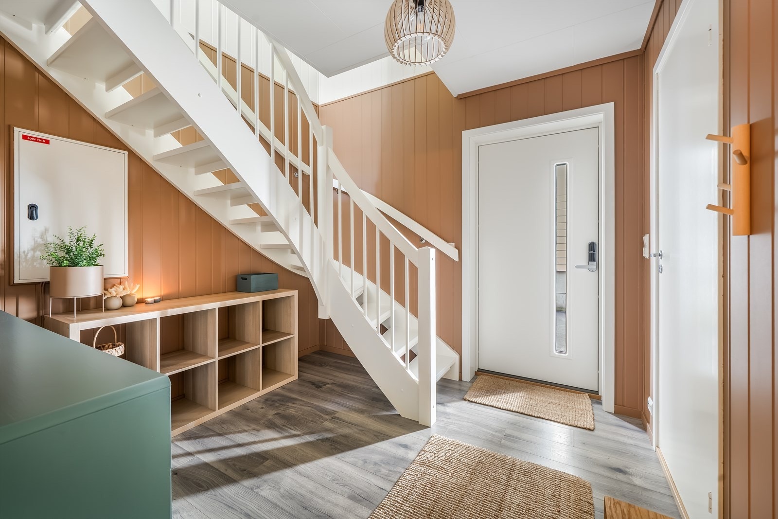 Moderne og lys entré med trapp som gir en sømløs overgang mellom etasjene. Galleribilde