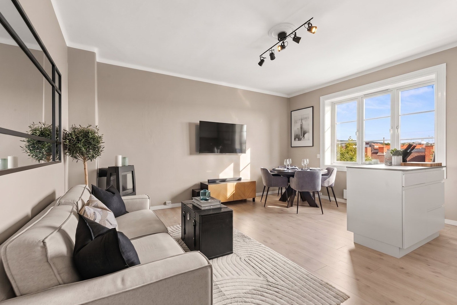 Stuen har god plass til både sofagruppe, TV-seksjon og spisebord, og byr på fleksible møbleringsmuligheter tilpasset ulike behov. Galleribilde