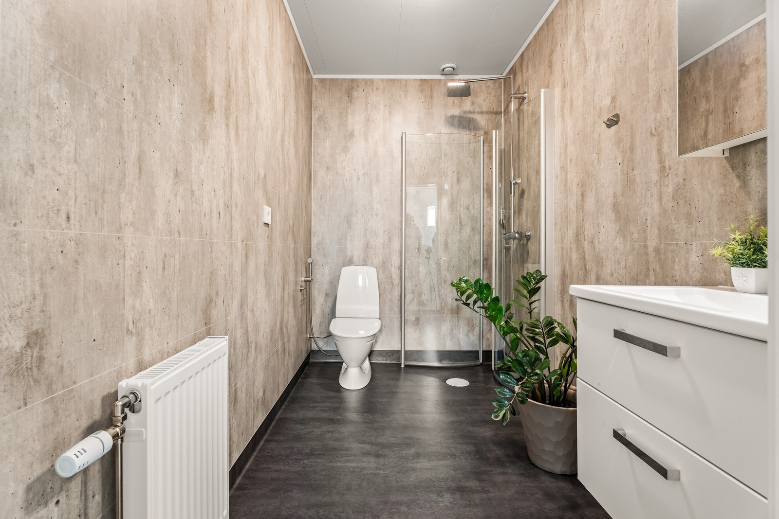 Badet i 2. etasje har samme farger som i 1. etasje, og har våtromsplater på veggene. God innredning med oppbevaring. Galleribilde