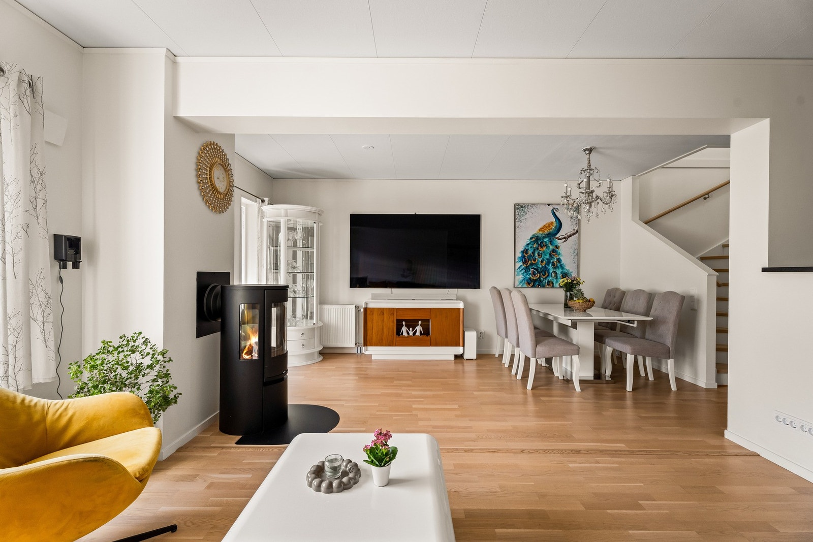 Lyst og moderne. Fin vedovn i stuen. Galleribilde