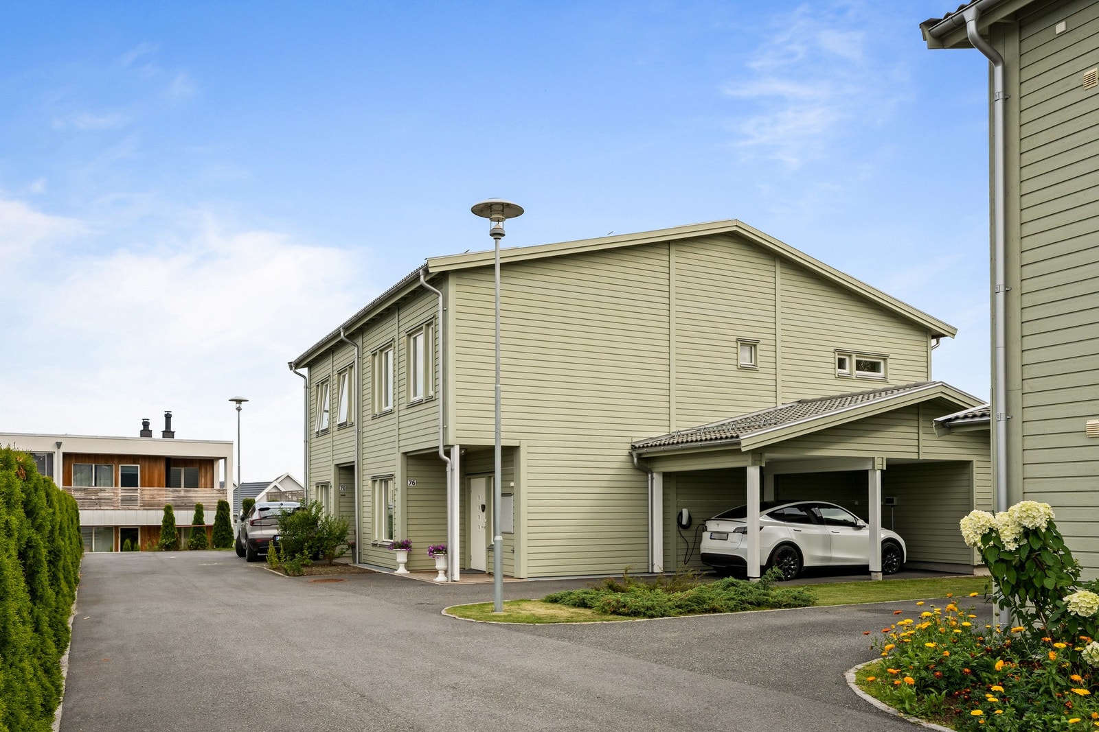 Boligen har Carport med lader. Galleribilde