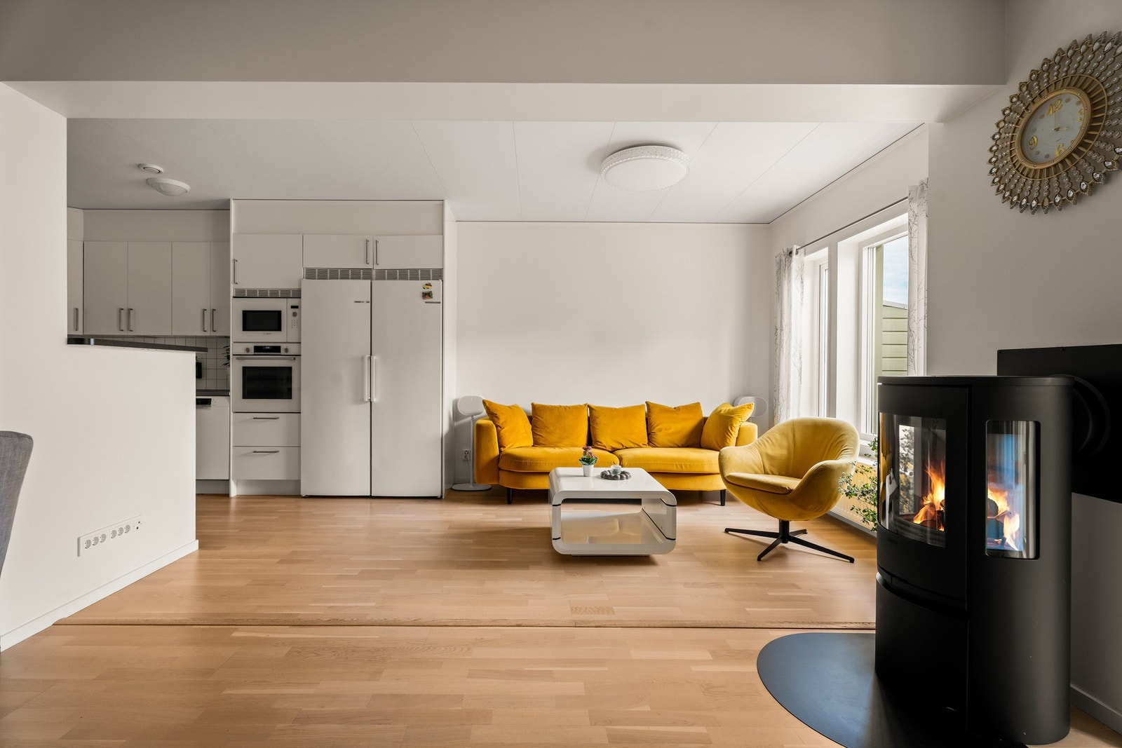 Stue og kjøkken i åpen løsning. Rommet er på 37 kvadrat, og har god plass til både spisestue og salong. Galleribilde