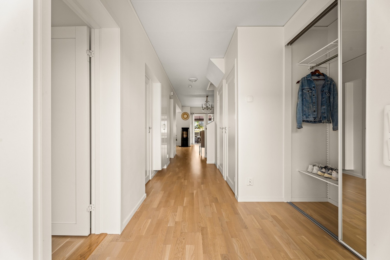 Lys entré med skyvedørsgarderobe. I gangen er det også dør inn til to stk. boder. Galleribilde