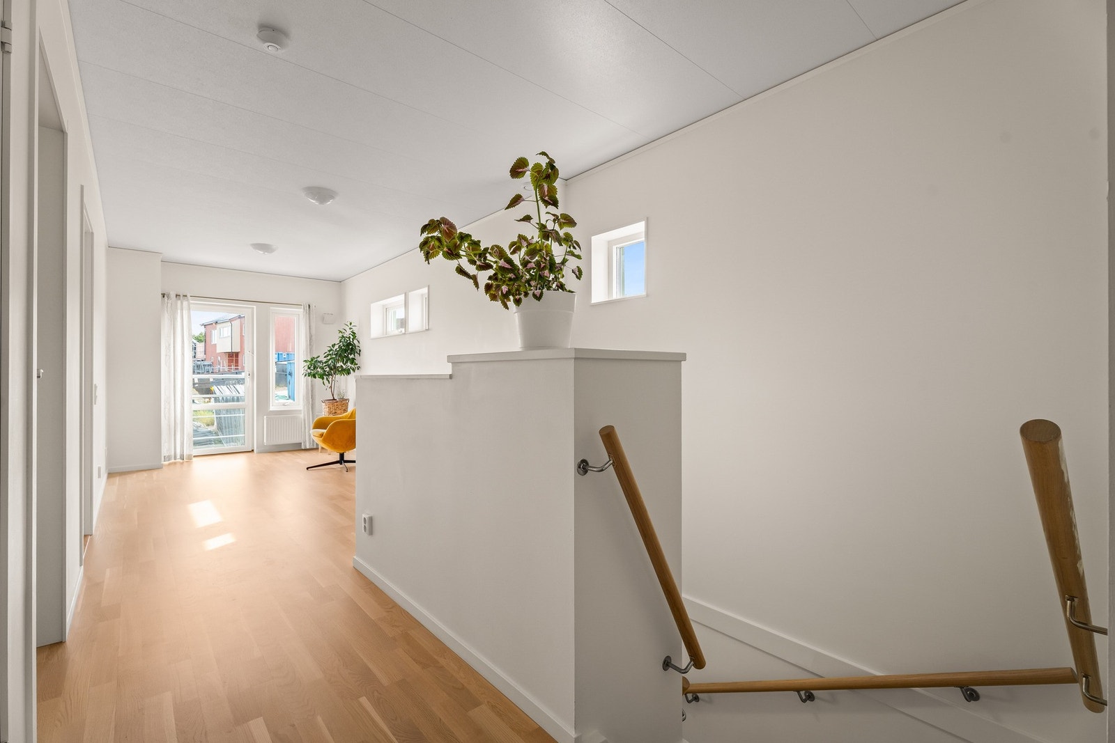 Oppe i 2. etasje er det en ekstra stue, bad, og tre soverom. Galleribilde