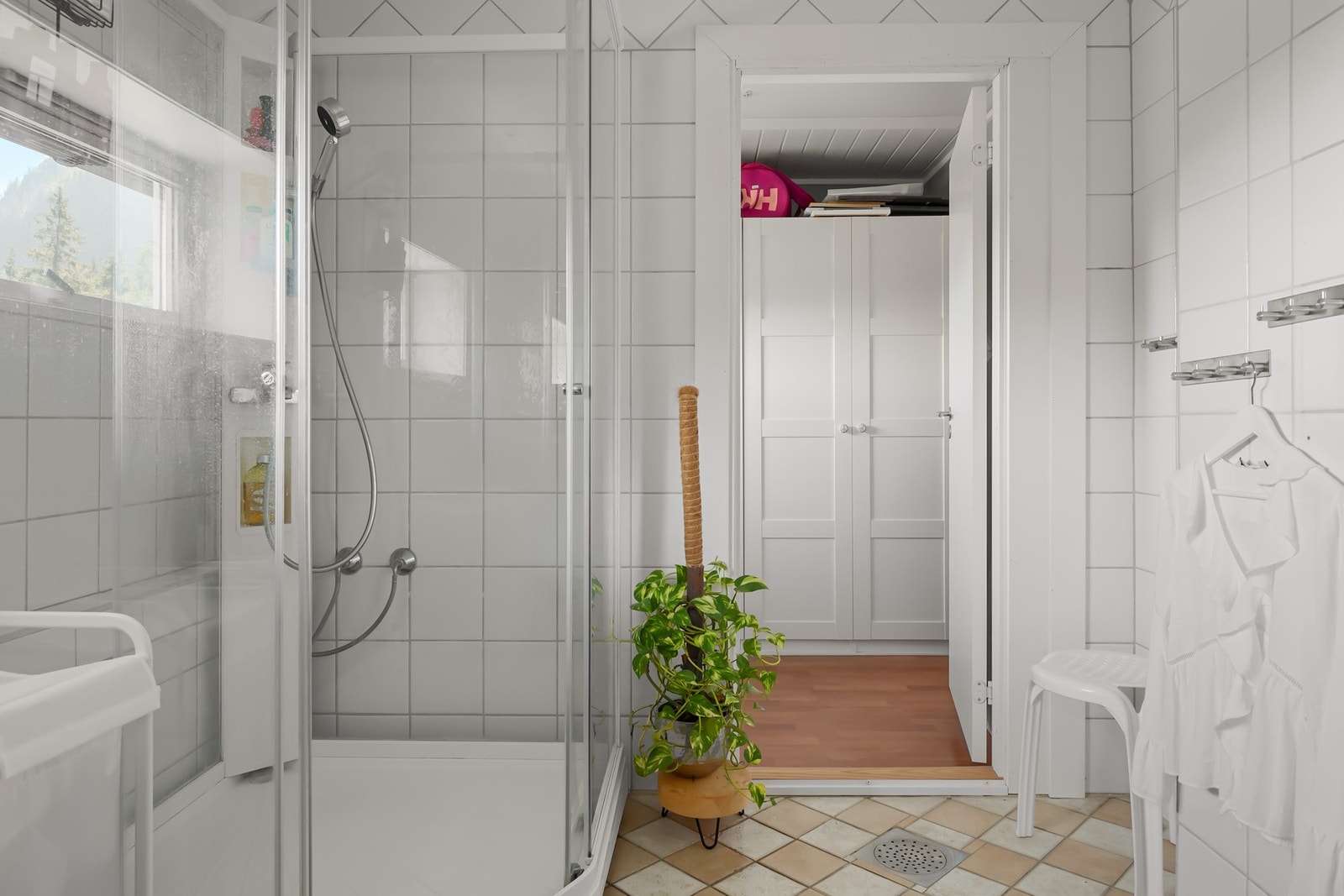 Badet er utstyrt med dusjkabinett og har mekanisk avtrekk. Galleribilde