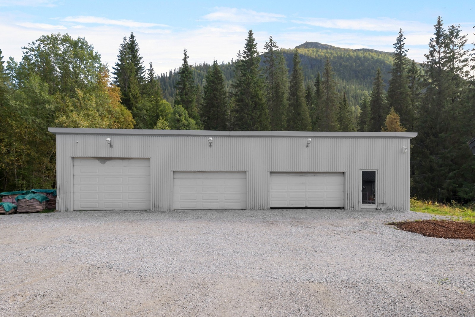 Garasjen fra 2007 er på hele 201 m² og har tre leddporter. Galleribilde