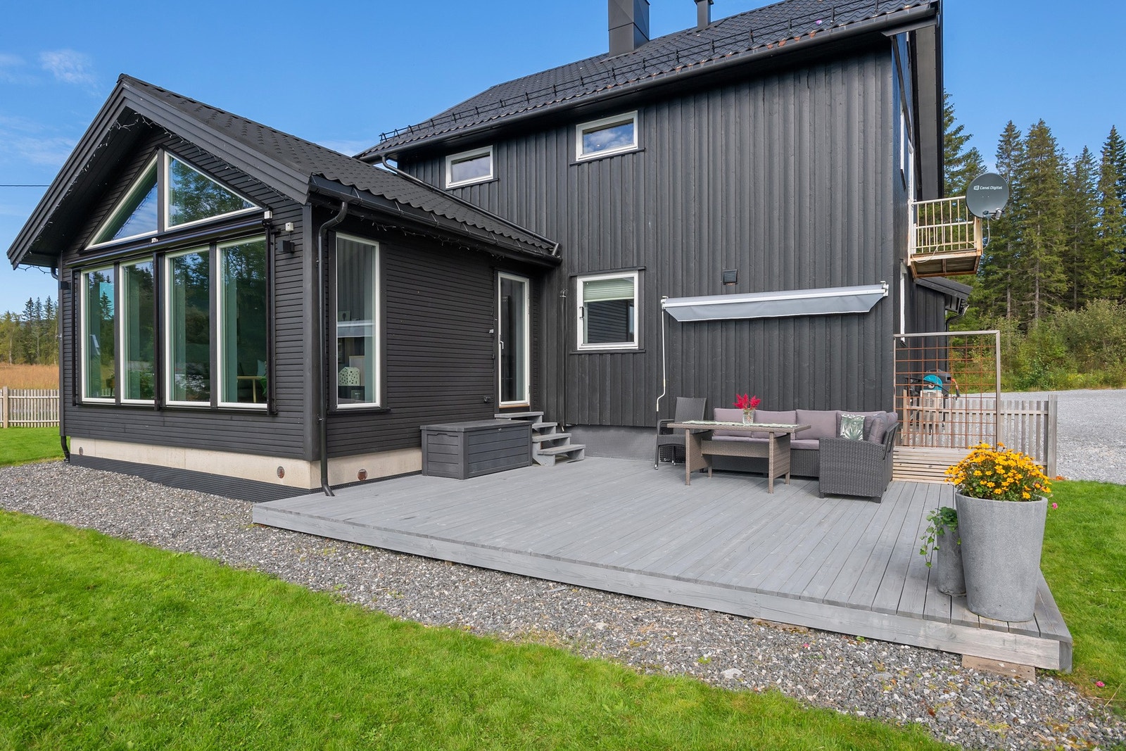 Vestvendt og delvis takoverbygget terrasse på ca. 22 m². Galleribilde