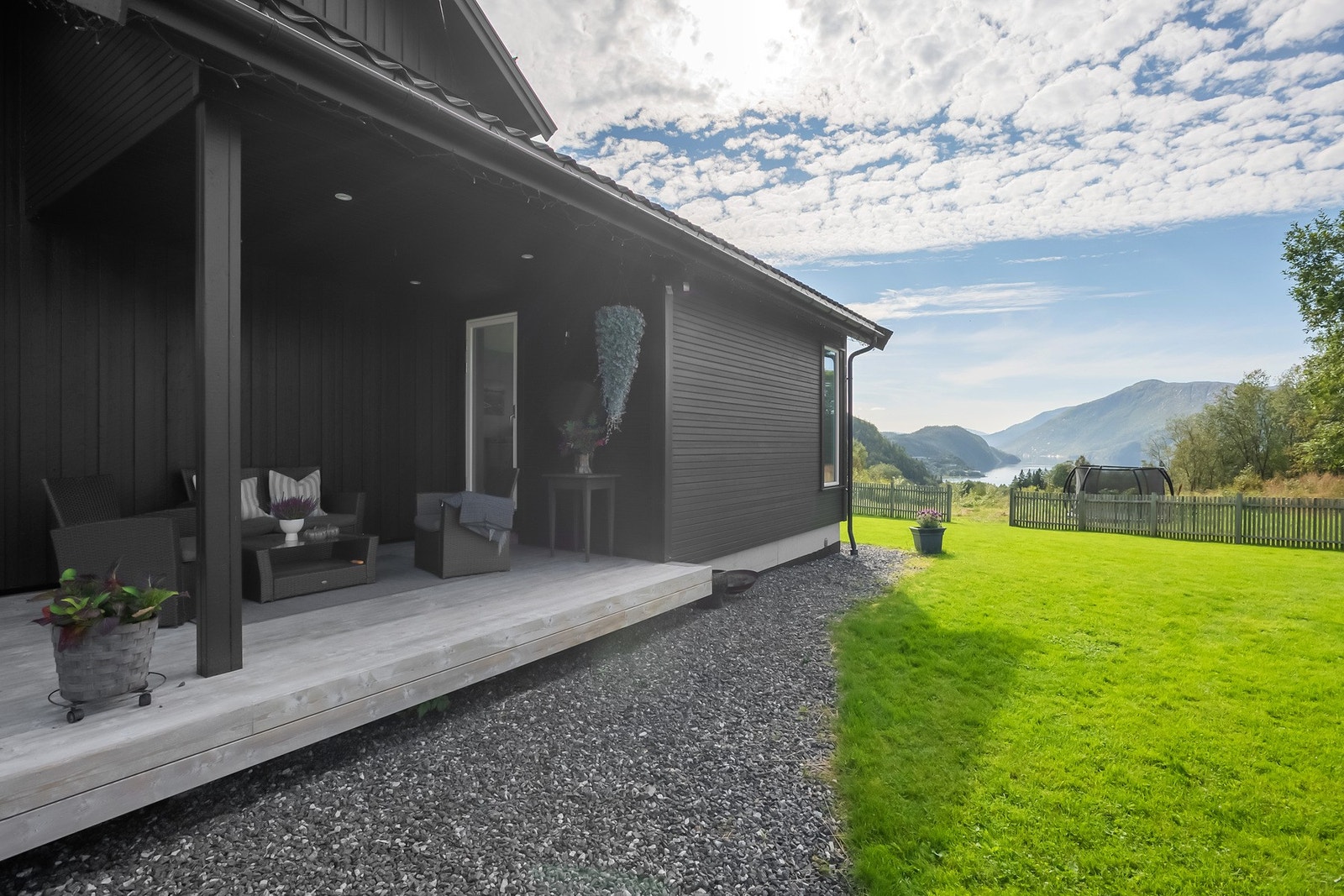 Ved inngangspartiet er det en nordvendt, takoverbygget terrasse på ca. 12 m². Galleribilde