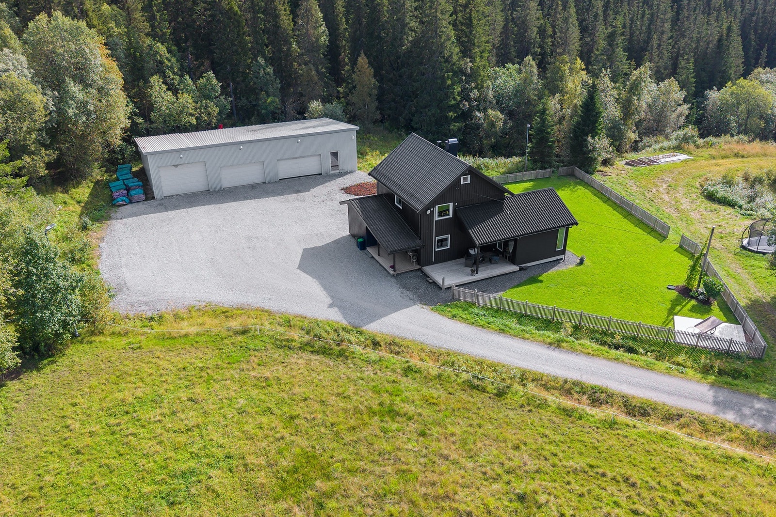 Rikelig med parkeringsplass på egen, gruset gårdsplass. Galleribilde