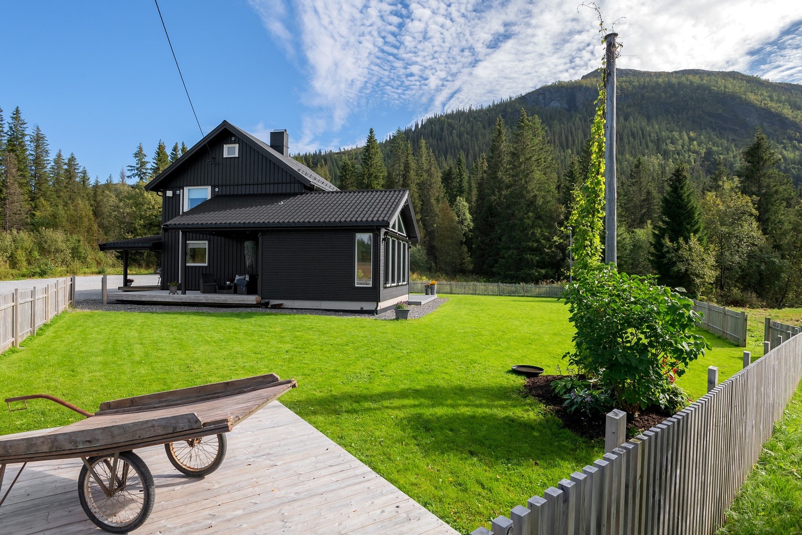 Stor, flat og pent opparbeidet hage med gode utvidelsesmuligheter for uteplasser. Galleribilde