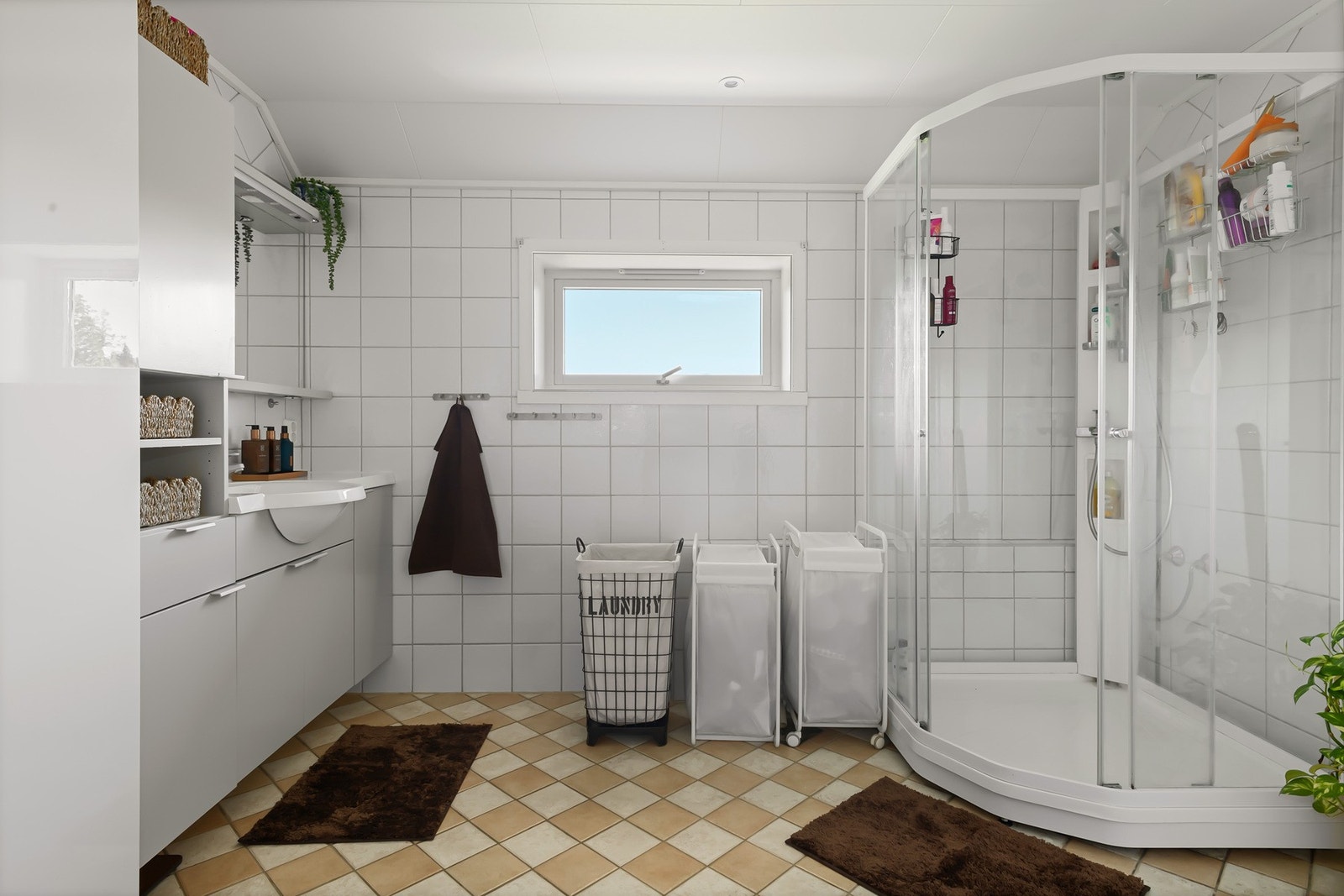 Badet på loftet har flislagt gulv med elektriske varmekabler. Galleribilde