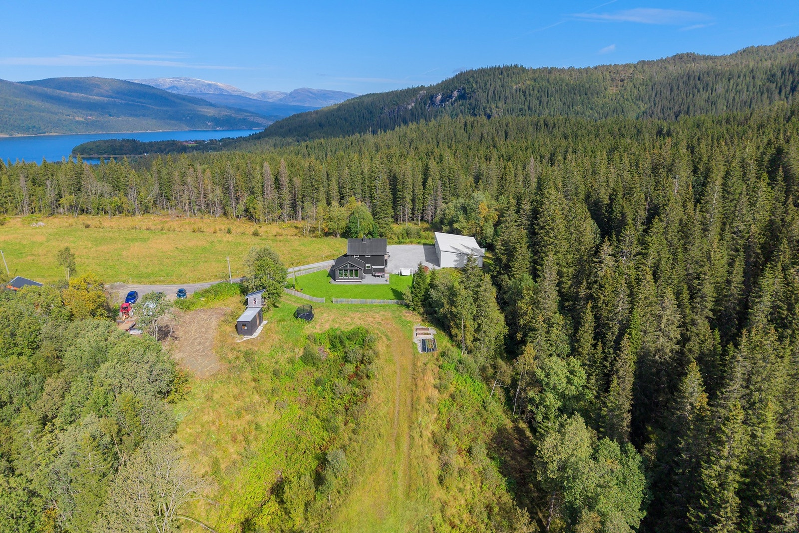 Fra eiendommen er det flott utsikt over landskapet og fjorden. Galleribilde