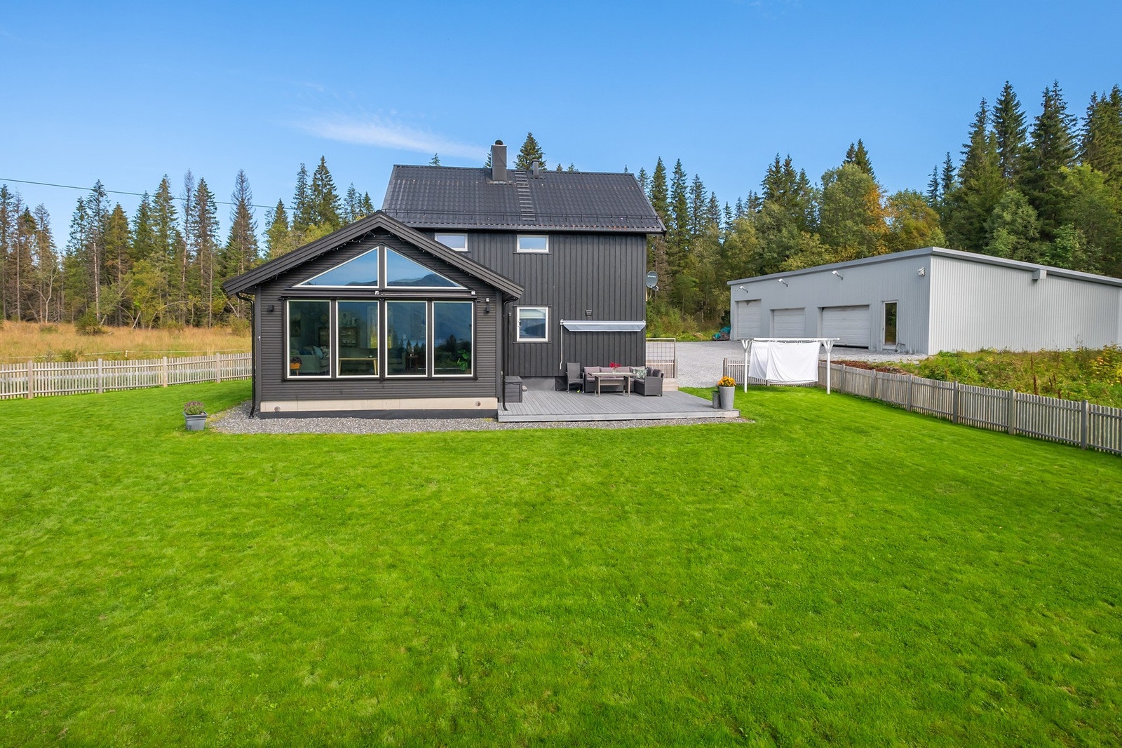 Eiendomsmegler 1 har gleden av å presentere Hemnesveien 28!
Foto EFKT Galleribilde
